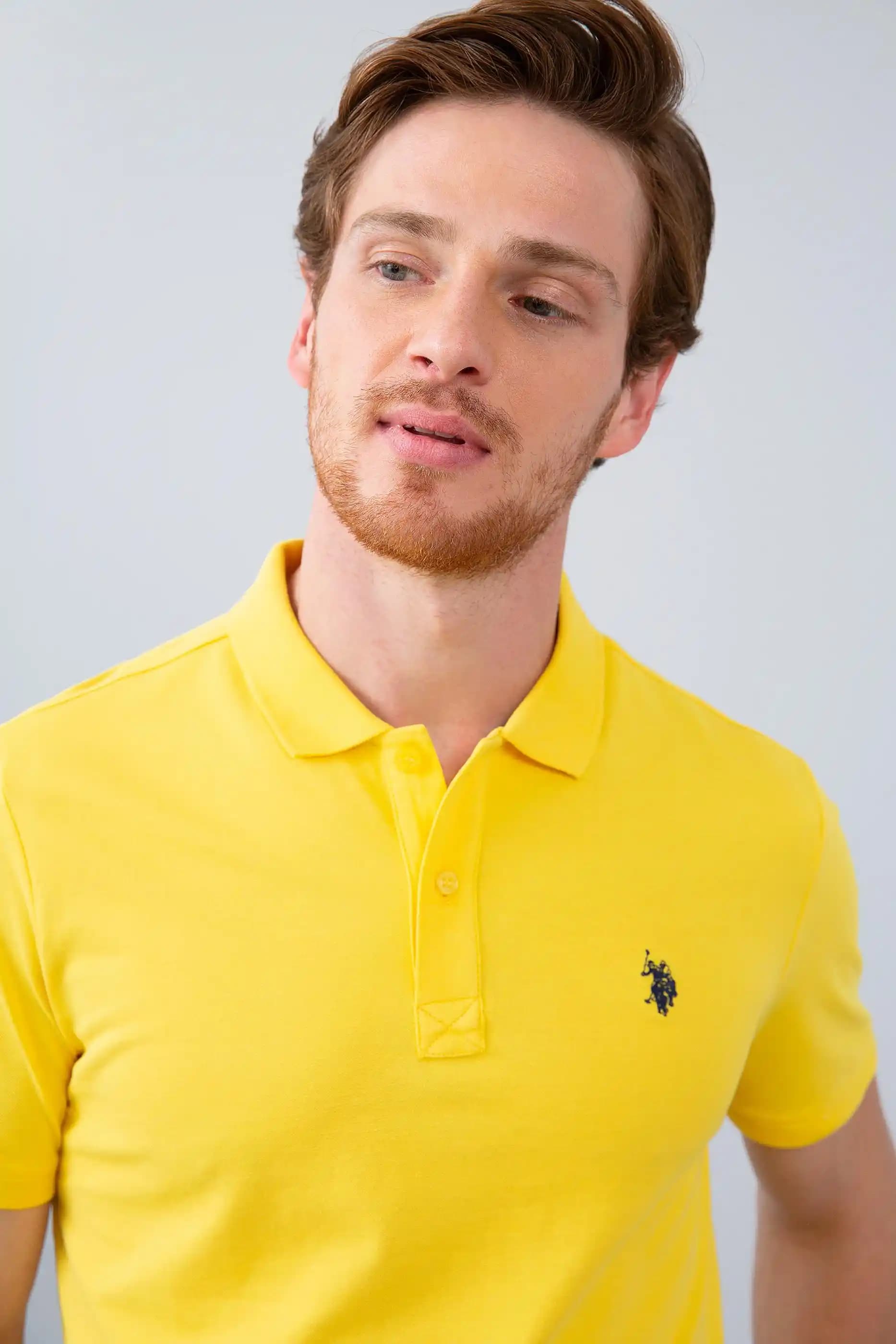 Sarı Polo Tişört: Zamansız Şıklık ve Güncel Moda Trendleri Analizi