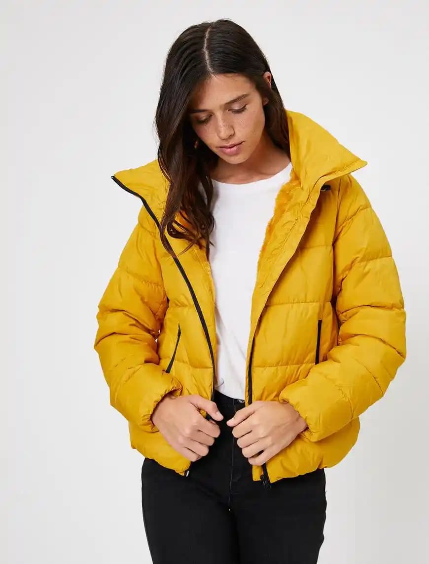 Sarı Şişme Mont: Modern Stil ve Trendlerle Dikkat Çekici Kış Kombinleri