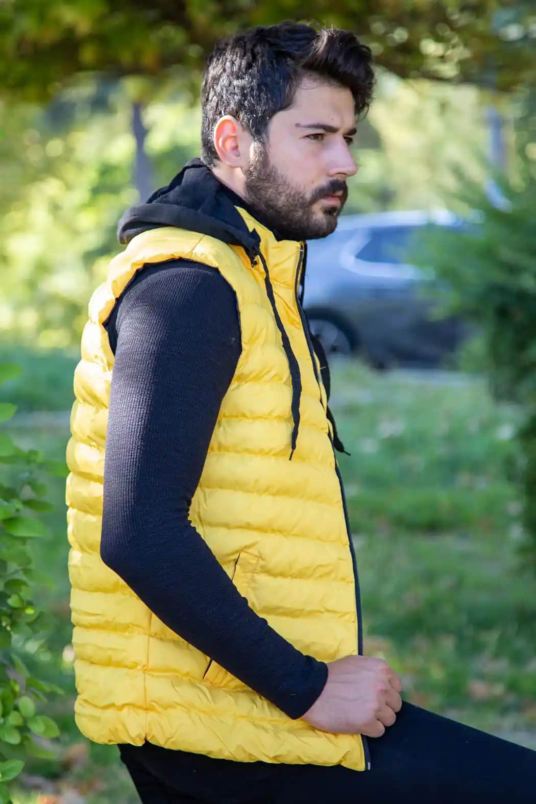 Sarı Şişme Yelek Modada Renkli ve İşlevsel Bir Trend Olarak Güncel Kullanım Alanları