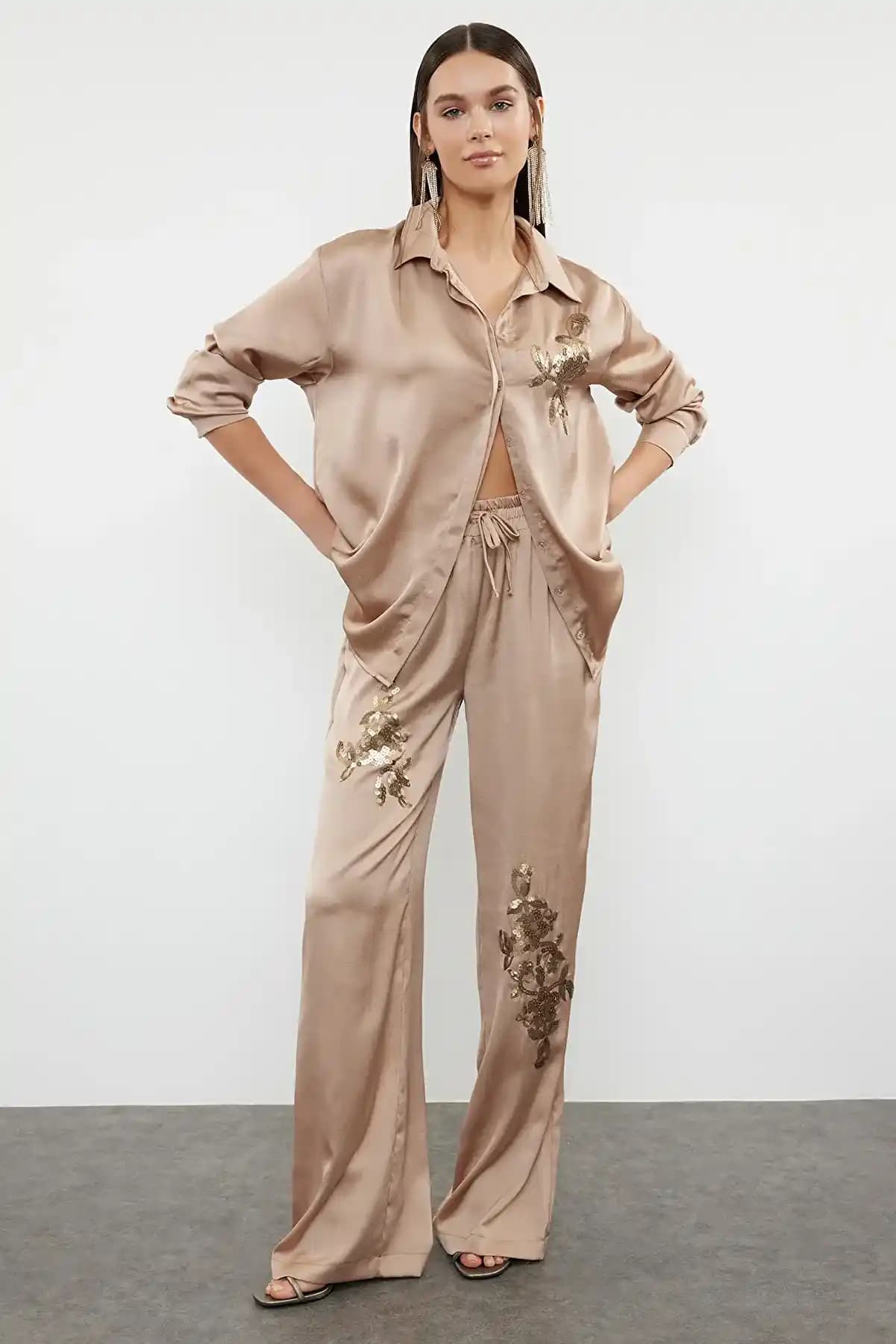 Saten Alt Üst Takımların Özellikleri ve Güncel Moda Trendleri Hakkında Kapsamlı Bilgi