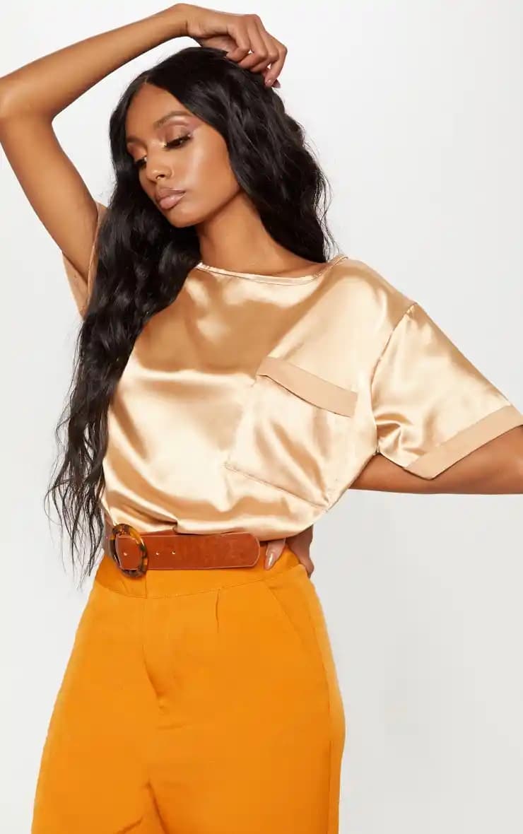 Saten Tişörtler: Rahatlık ve Şıklığın Modern Moda Trendlerindeki Yeri ve Kombinasyon İpuçları