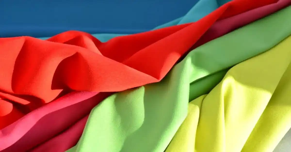 Sentetik Kumaşlar Moda Dünyasında Yenilikçi ve Sürdürülebilir Malzeme Seçenekleri