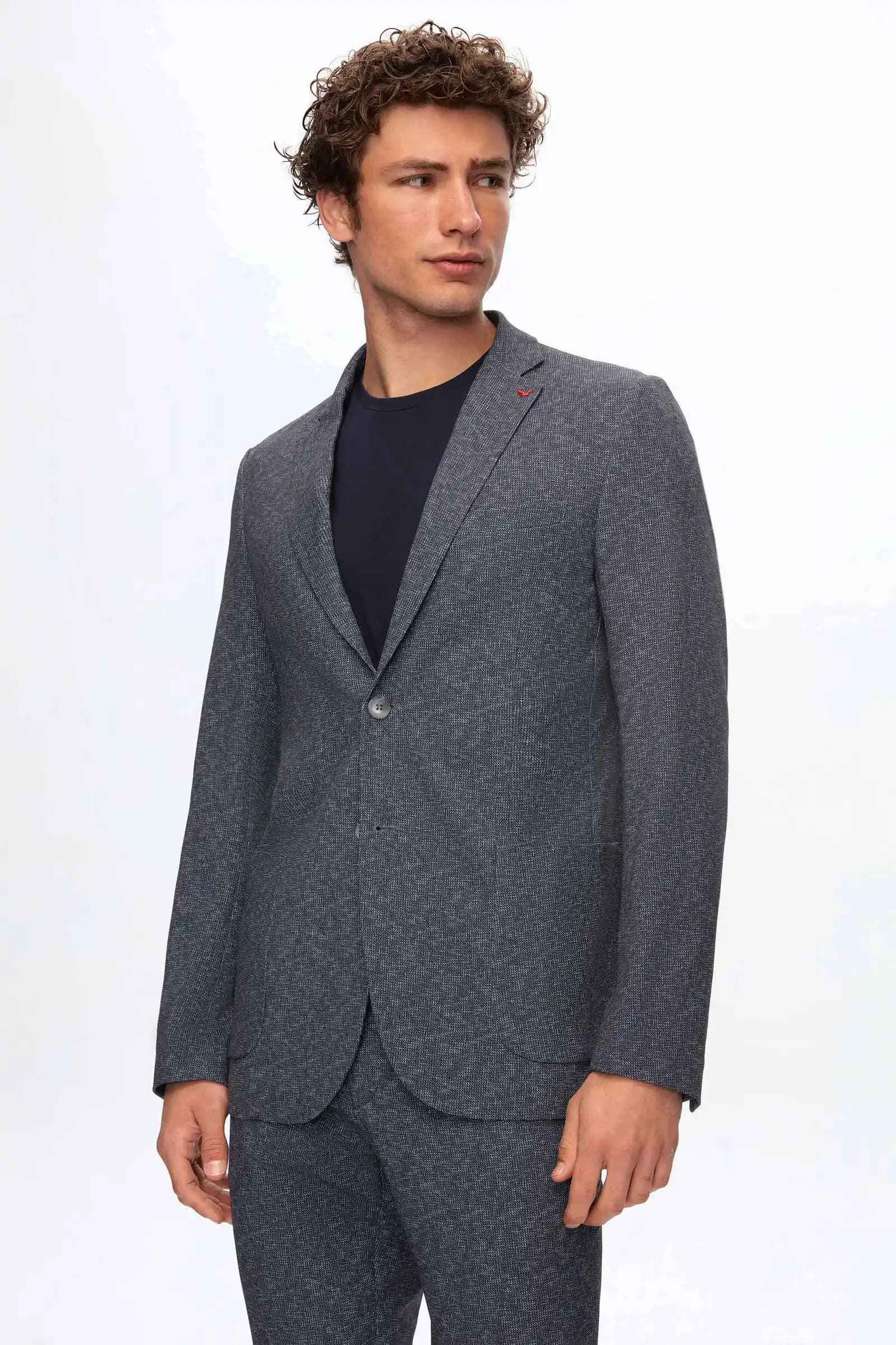 Sihirli Takım Elbise: Modern Tasarımlarla Moda Dünyasında Yenilikçi Bir Trend