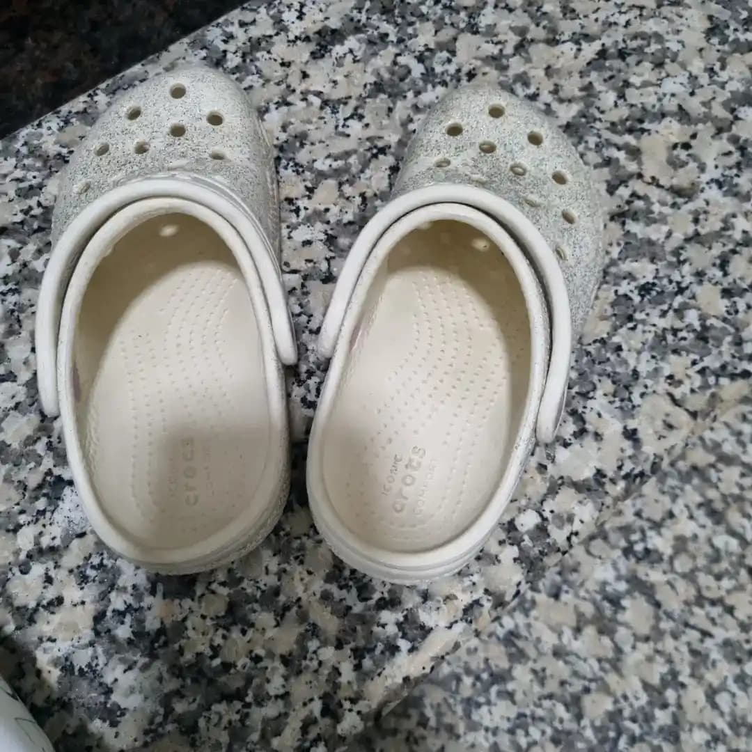 Simli Crocs Terlikler ile Konfor ve Şıklığın Modern Buluşması