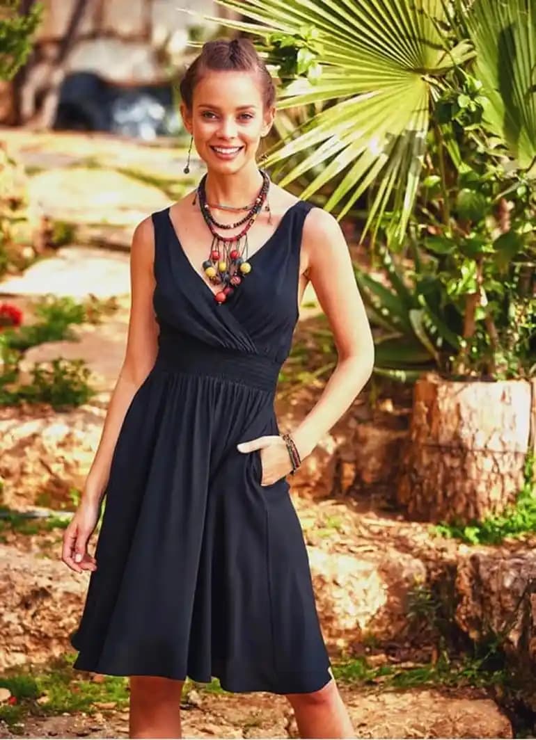 Siyah Askılı Günlük Elbise: Rahatlık ve Şıklığın Zamansız Buluşması