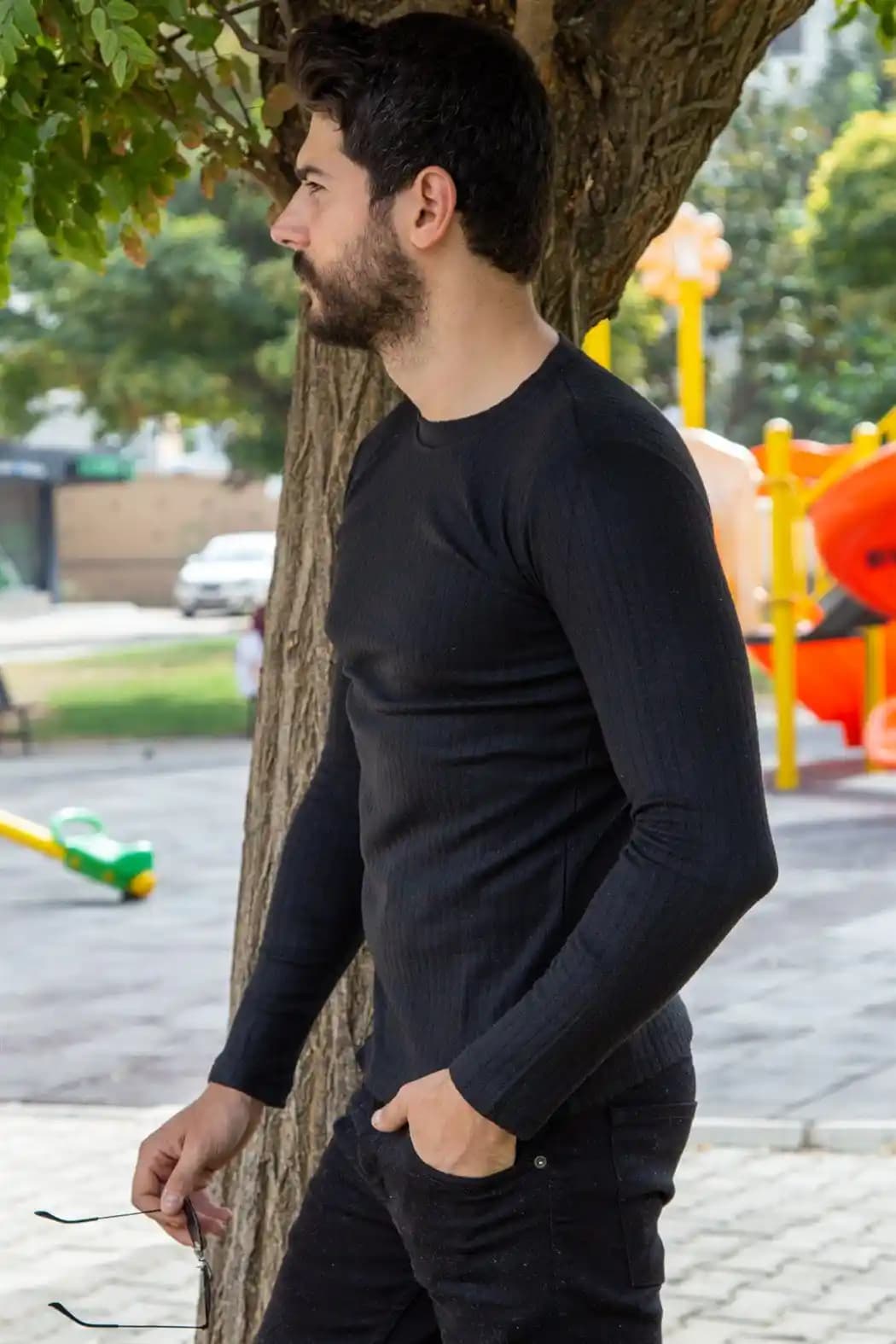 Siyah Badi Erkek Modasında Zamansız ve Çok Yönlü Bir Parça Tanıtımı