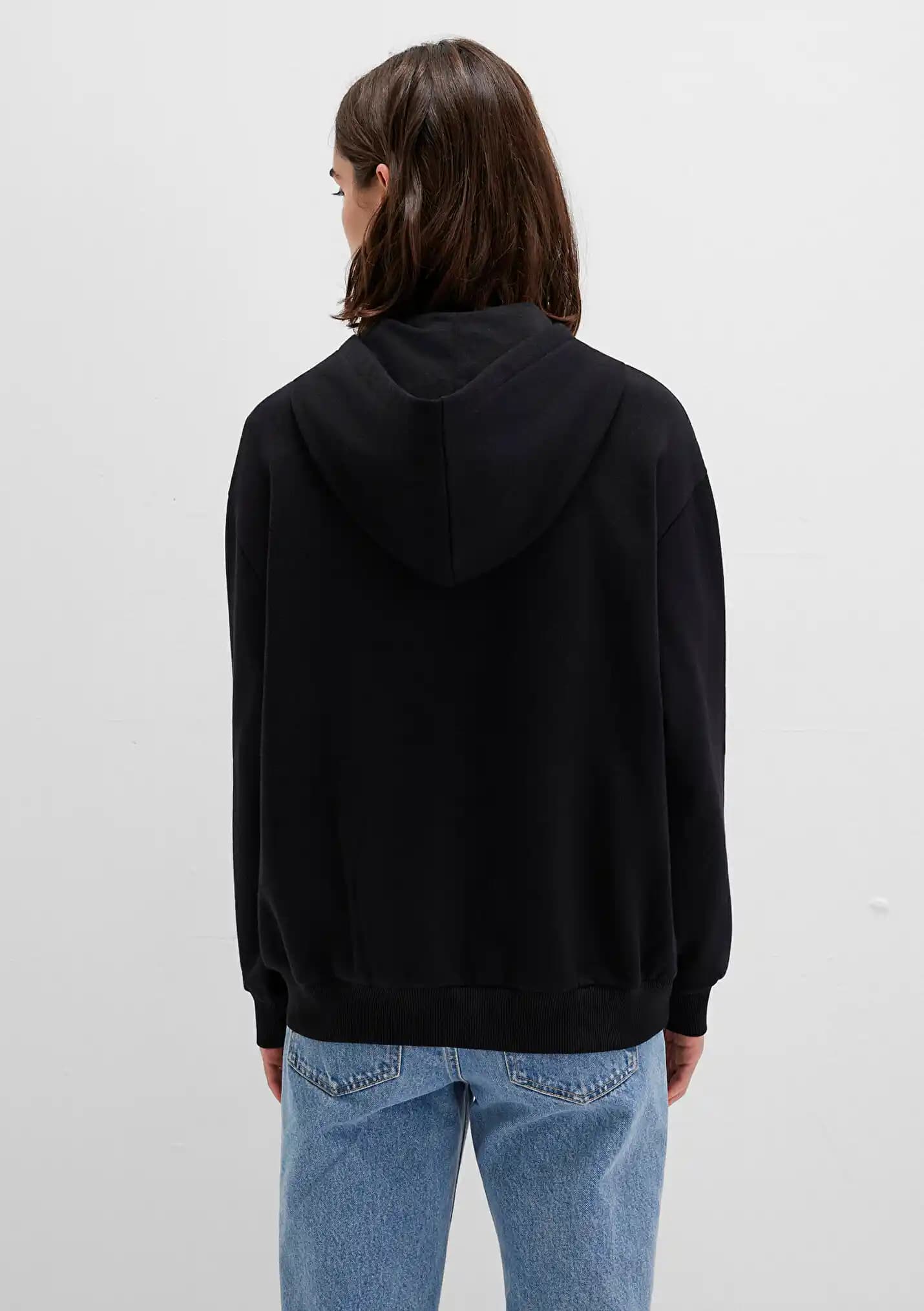 Siyah Baskılı Sweatshirtler: Moda ve Rahatlığın Birlikte Sunulduğu Stil Seçenekleri