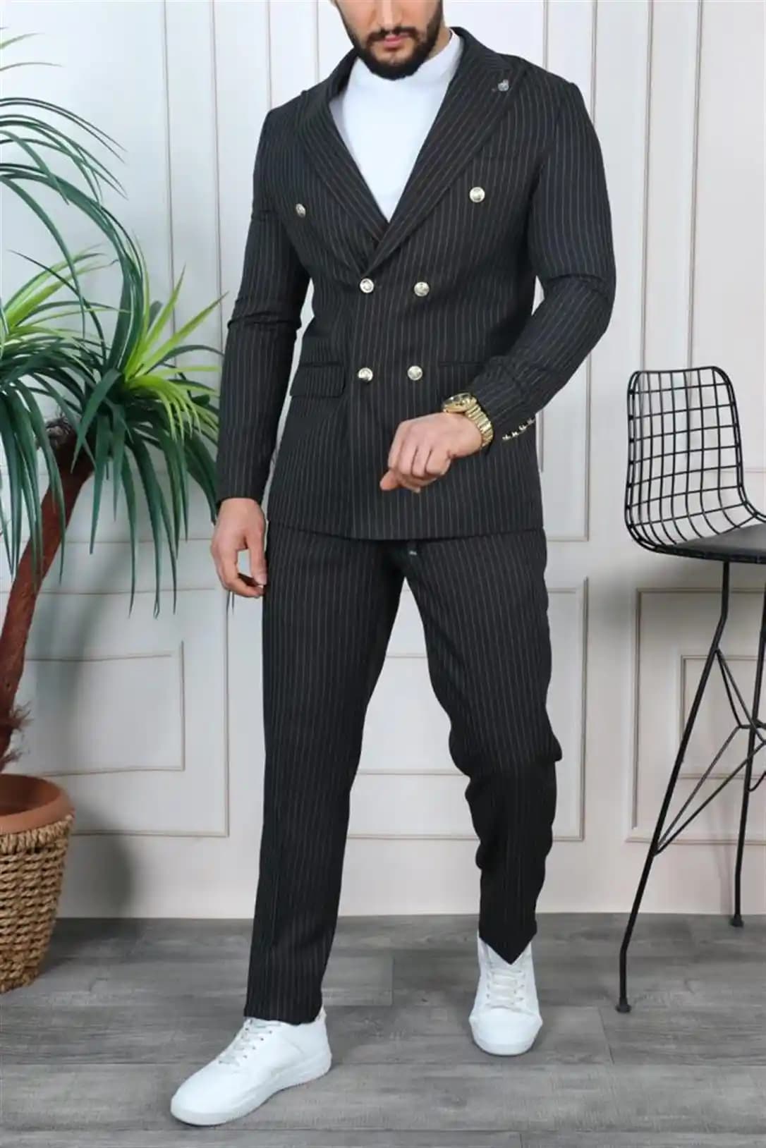 Siyah Beyaz Çizgili Takım Elbise Modasında Zamansız Şıklık ve Çok Yönlülük