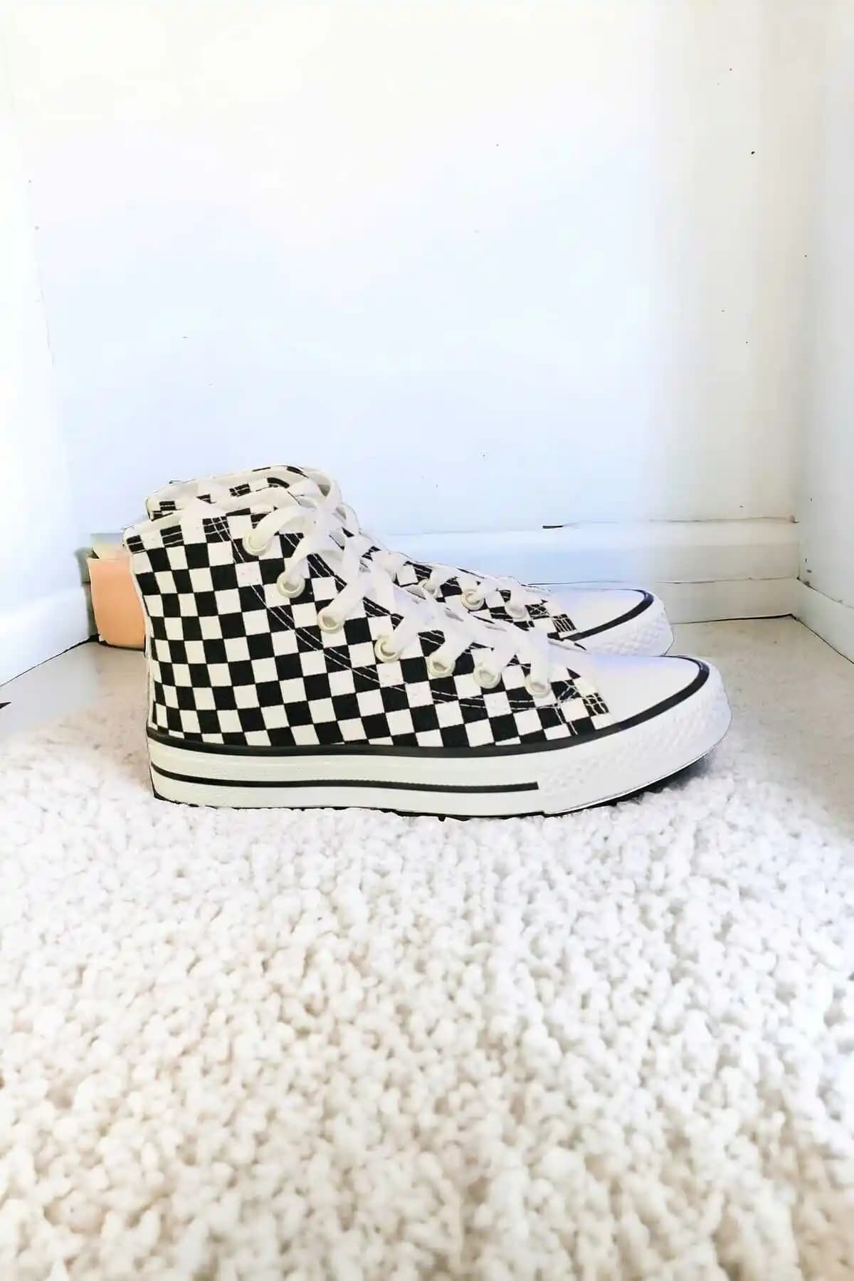 Siyah Beyaz Kareli Ayakkabılar Moda Dünyasında Zamansız Şıklık ve Stil İpuçları