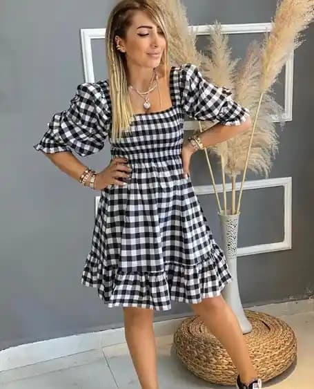 Siyah Beyaz Kareli Elbise: Moda Dünyasında Zamansız Şıklık ve Modern Trendler
