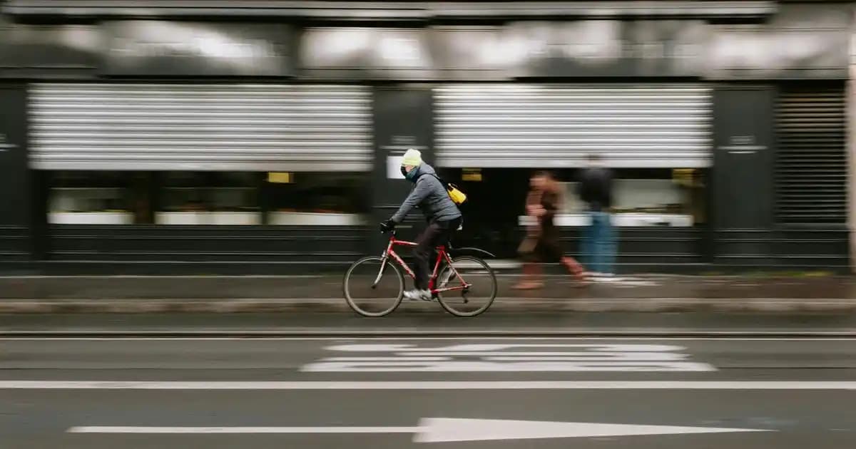Siyah Beyaz V Yaka Kazaklar: Zamansız Şıklık ve Çok Yönlü Kullanım İpuçları
