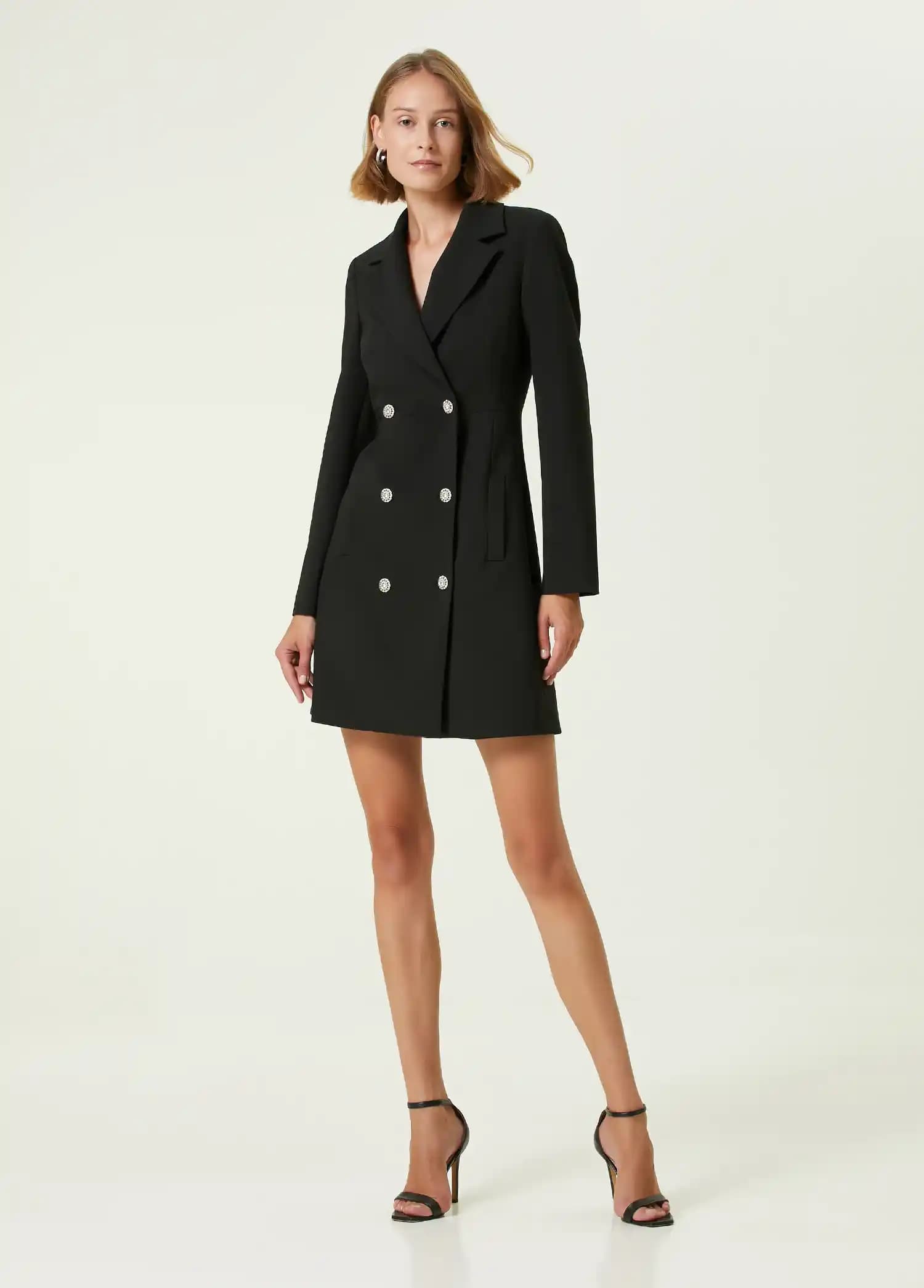 Siyah blazer elbise: zamansız şıklık ve fonksiyonellik ile her ortamda tarzınızı yansıtın