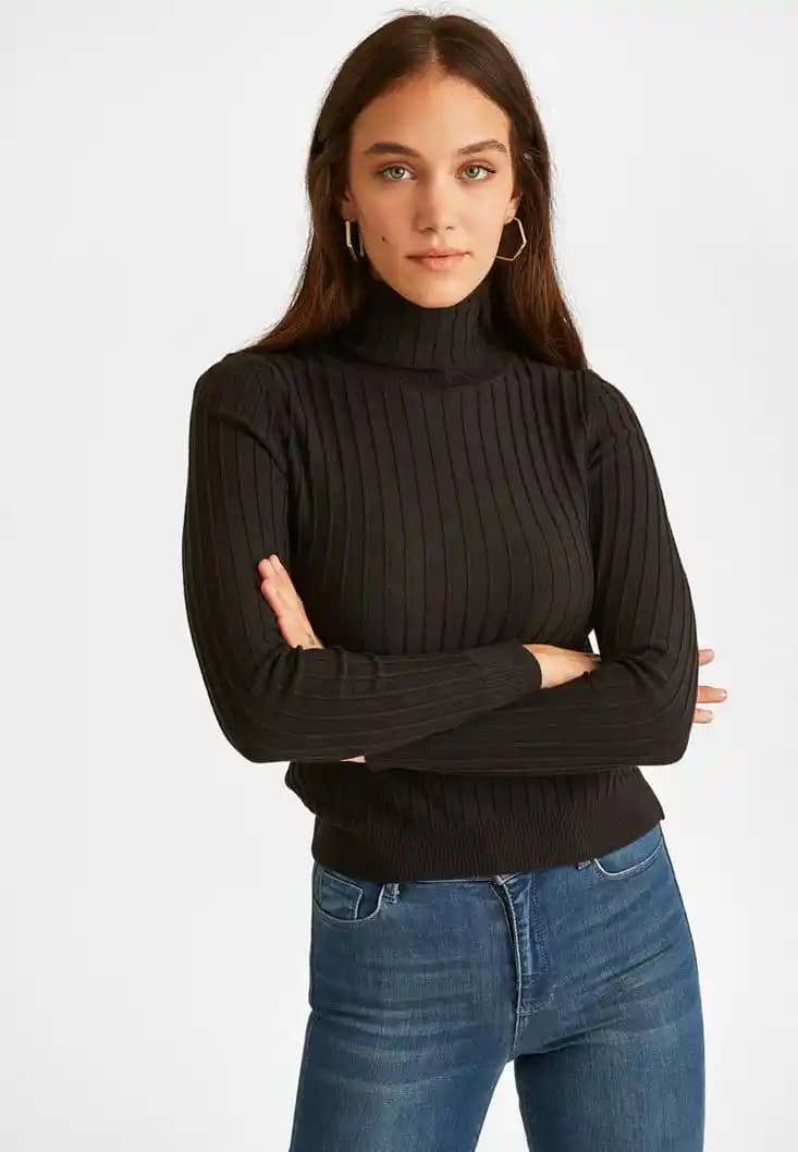 Siyah Boğazlı Kazak Modanın Zamansız ve Çok Yönlü Parçası Olmaya Devam Ediyor