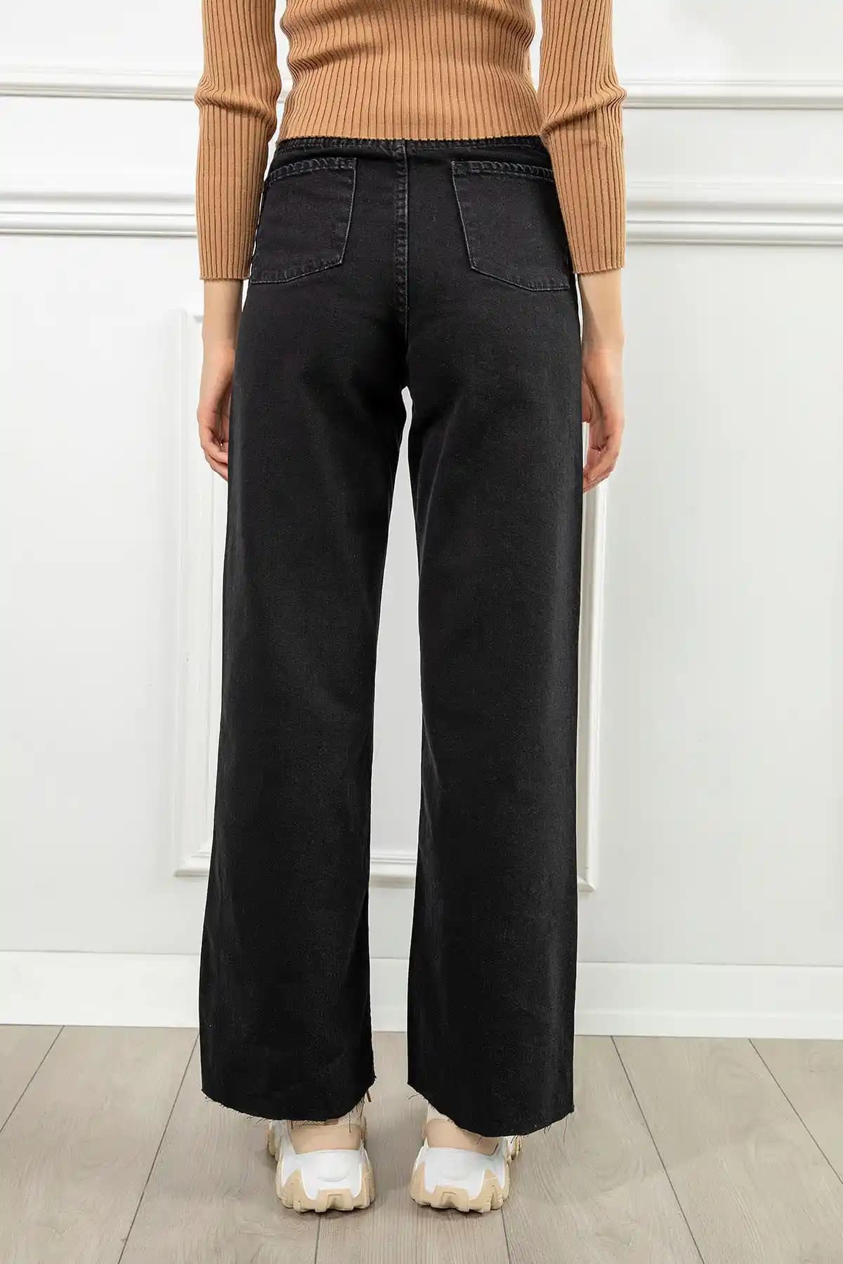 Siyah Bol Paça Kot Pantolon: Moda Trendleri ve Stil Önerileri