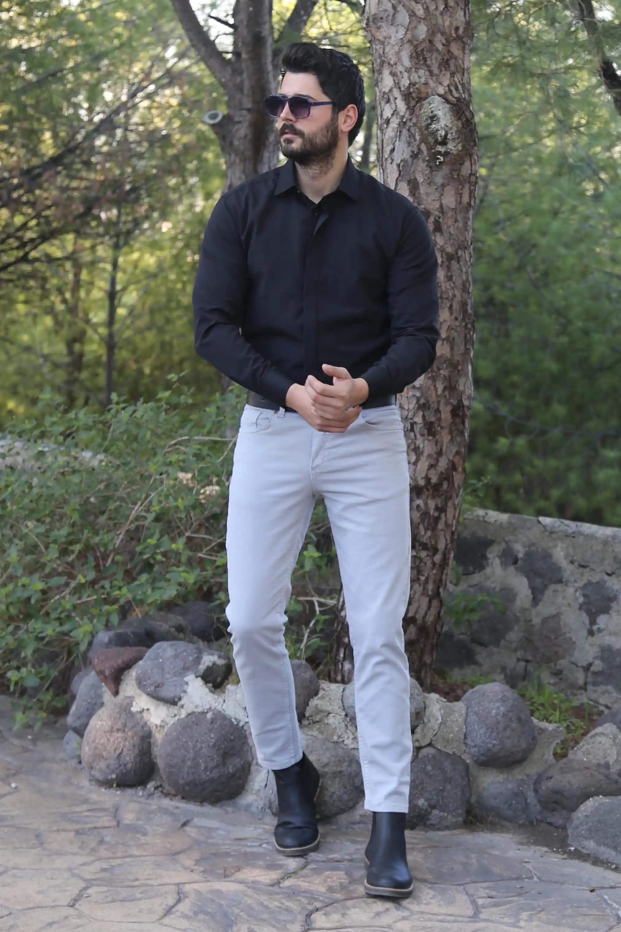 Siyah Bot Kombinleri: Moda Dünyasında Zamansız Şıklık ve Stil İpuçları