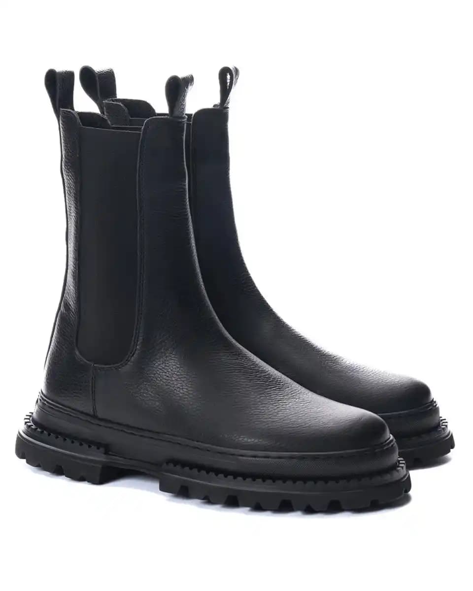 Siyah Botlar Moda Dünyasında Zamansız ve Çok Yönlü Parçalar