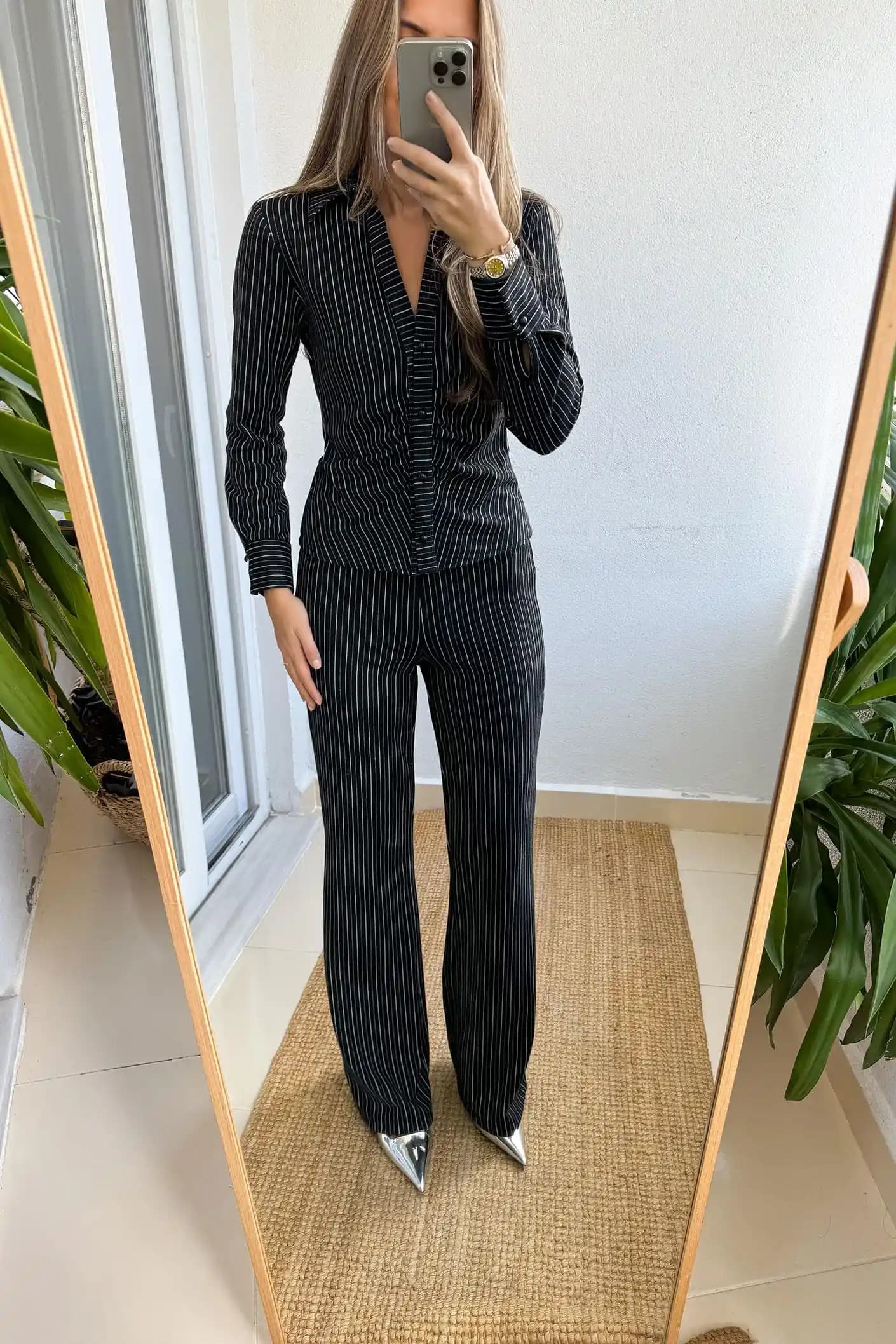 Siyah Çizgili Takım: Zamansız Şıklık ve Çok Yönlü Moda Seçenekleri