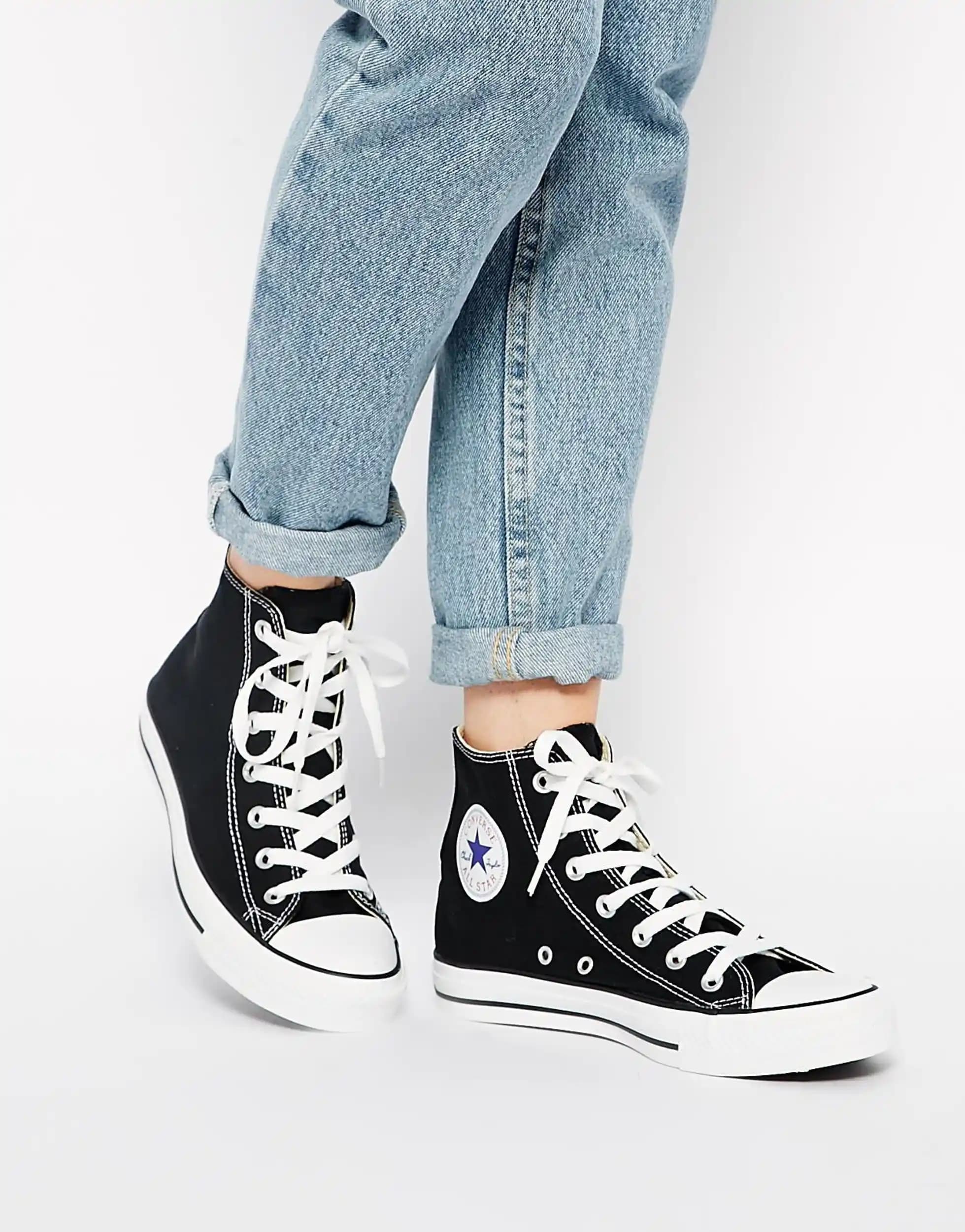 Siyah Converse Ayakkabılarının Moda Dünyasındaki Yeri ve Stil Önerileri