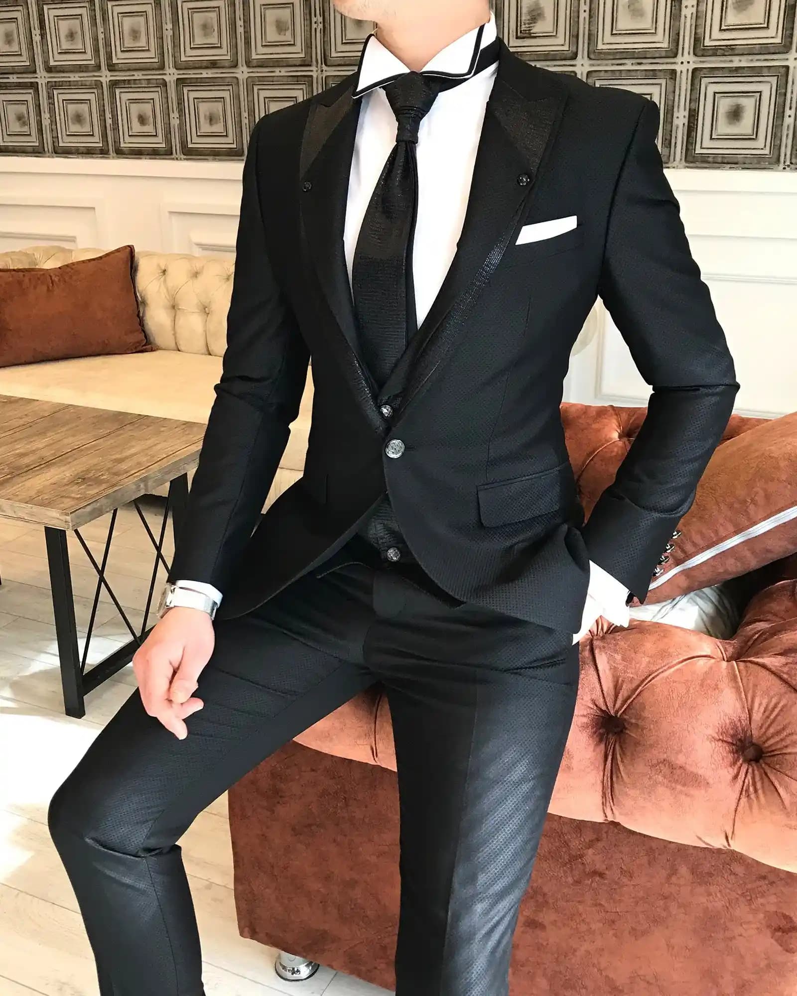 Siyah Damatlık ve Kravat Seçenekleriyle Güncel Düğün Moda Trendleri