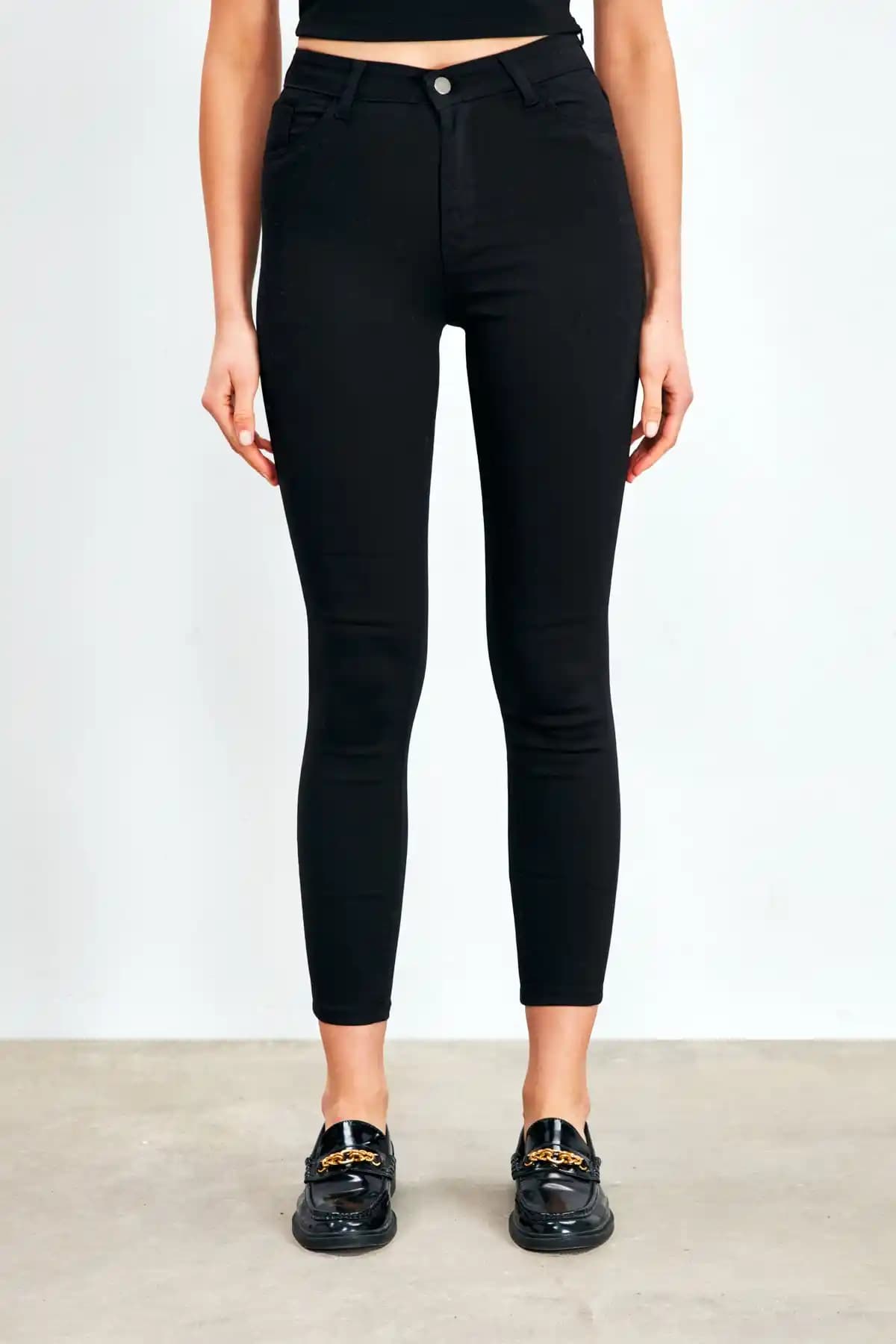 Siyah Dar Pantolon Modası: Güncel Trendler ve Stil İpuçları