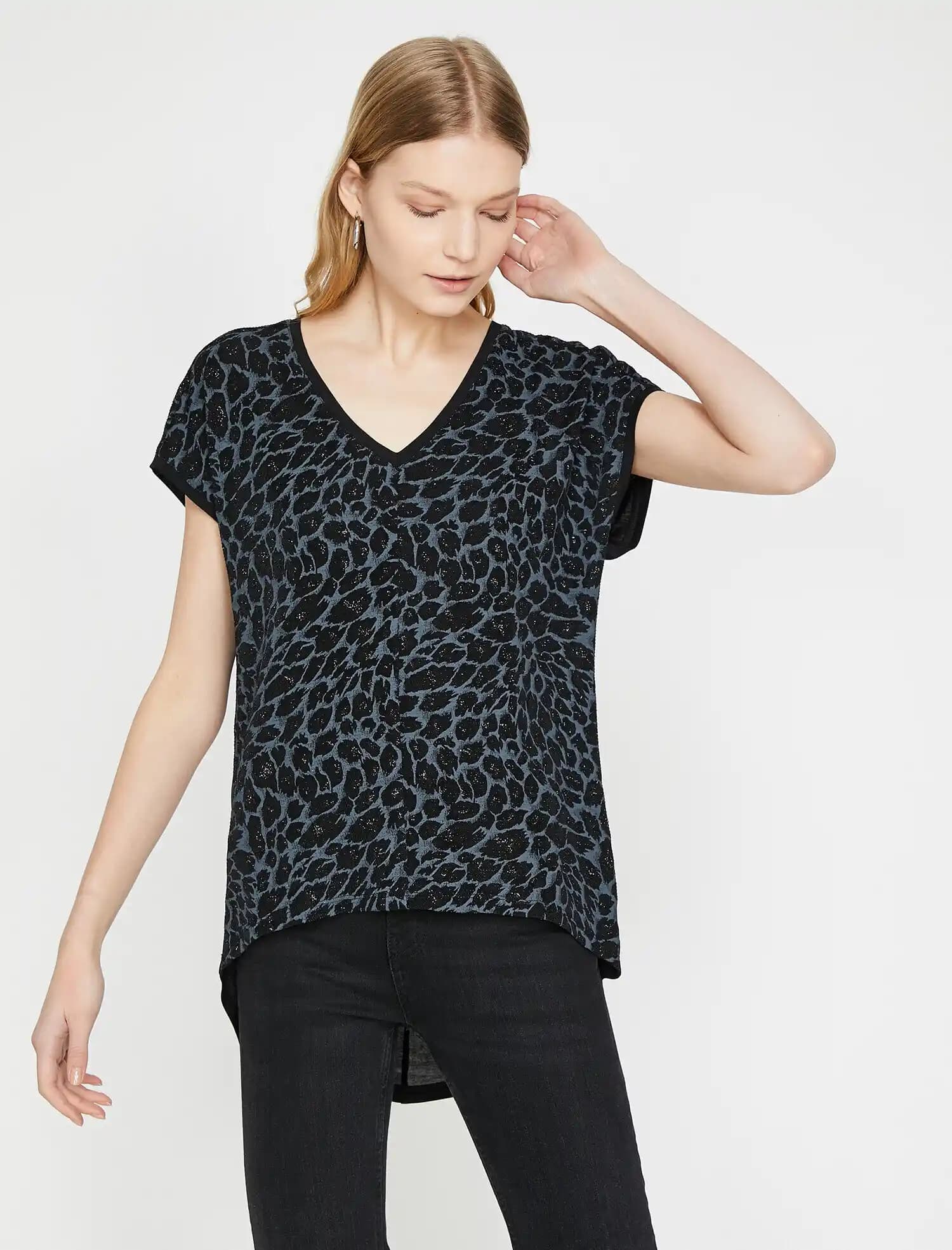 Siyah Desenli Tişörtler: Moda Dünyasında Zamansız ve Çok Yönlü Parçalar