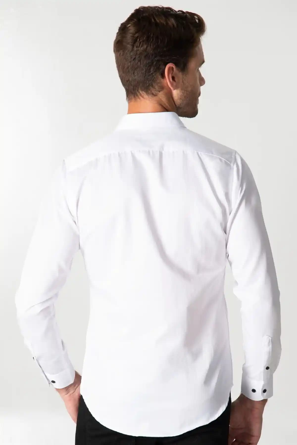 Siyah Düğmeli Beyaz Gömlek: Moda Dünyasında Zamansız ve Çok Yönlü Bir Parça