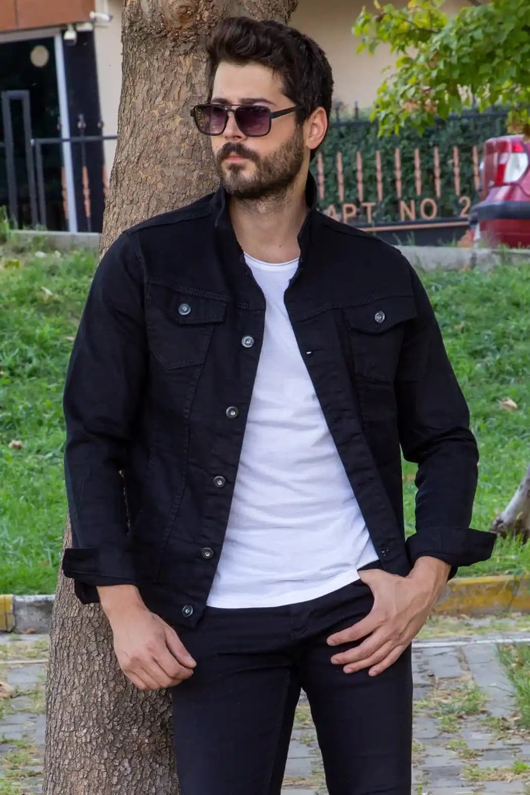 Siyah Elbise ve Kot Ceket Kombinleriyle Şıklık ve Rahatlık Sağlayan Moda Rehberi