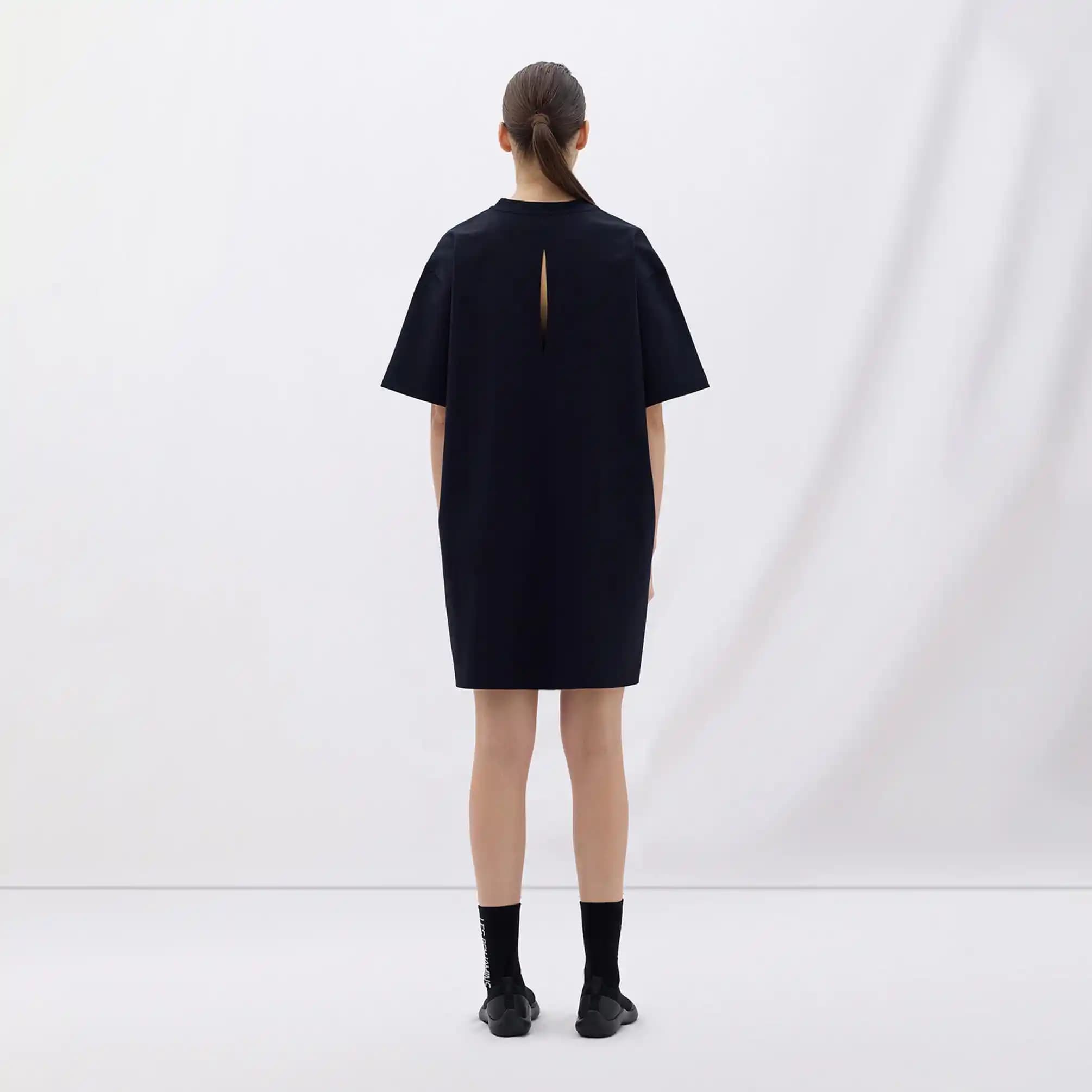 Siyah Elbise ve Les Benjamins ile Modern Moda Trendlerini Keşfedin