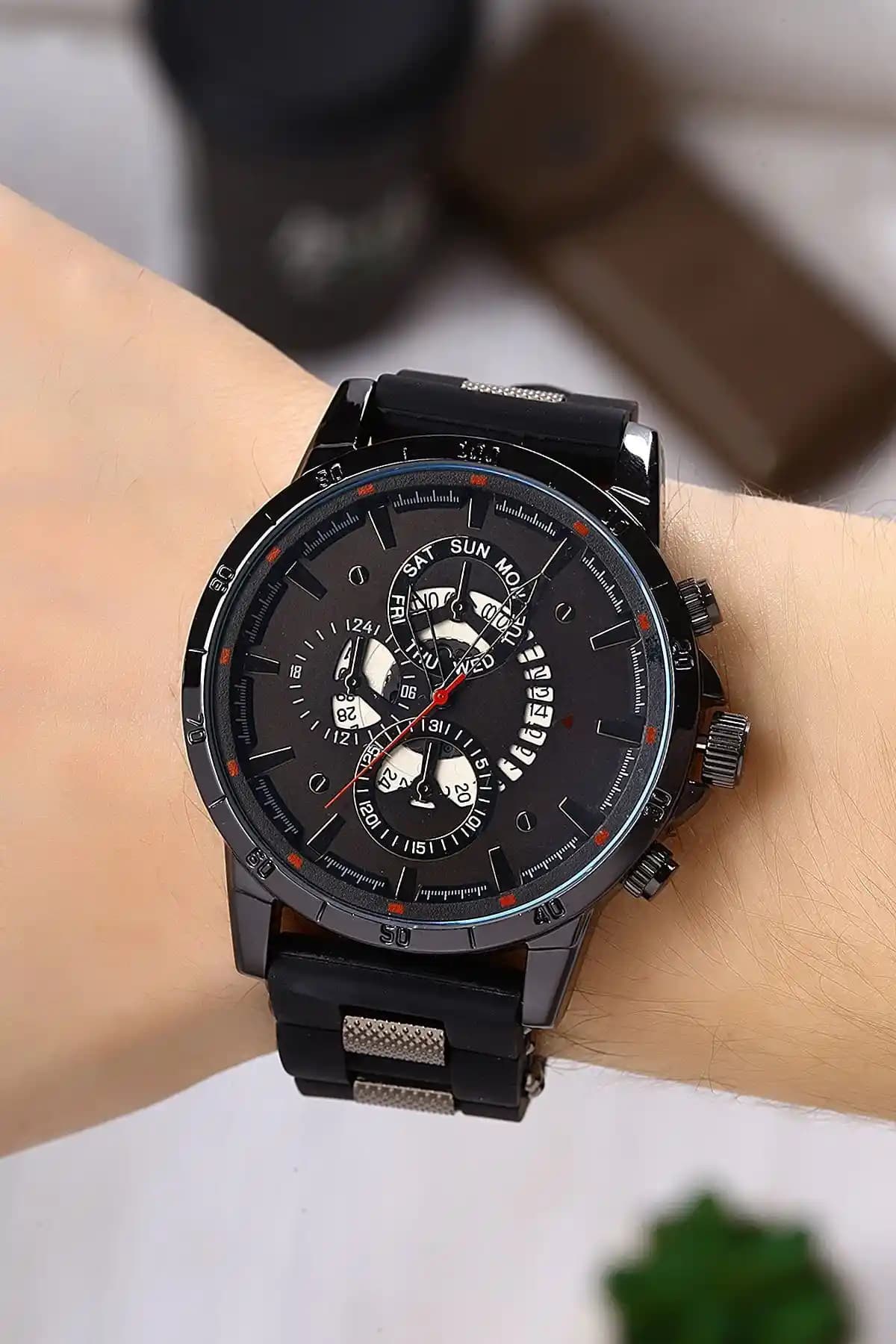 Siyah Erkek Kol Saatleri Modada Zamansız Şıklık ve Çok Yönlülük Sunar