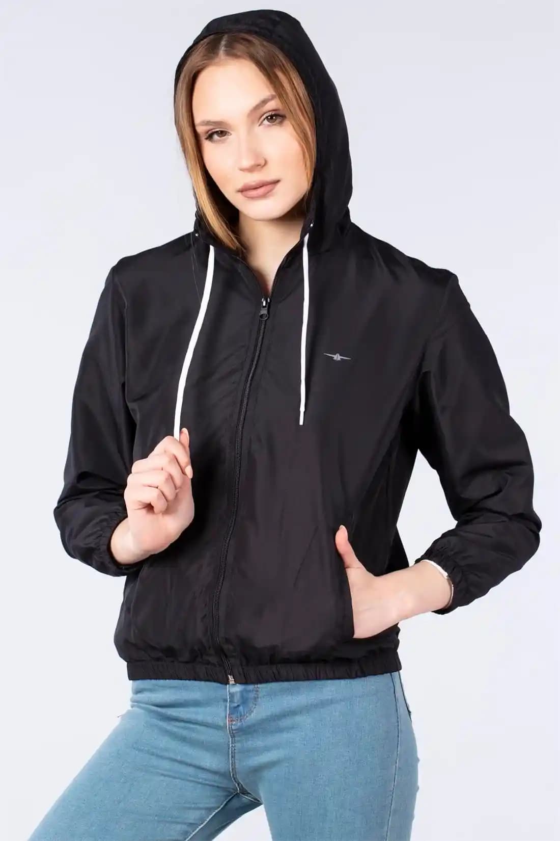 Siyah İnce Mont: Zamansız Şıklık ve Çok Yönlülük Sunan Kış Modası Parçası