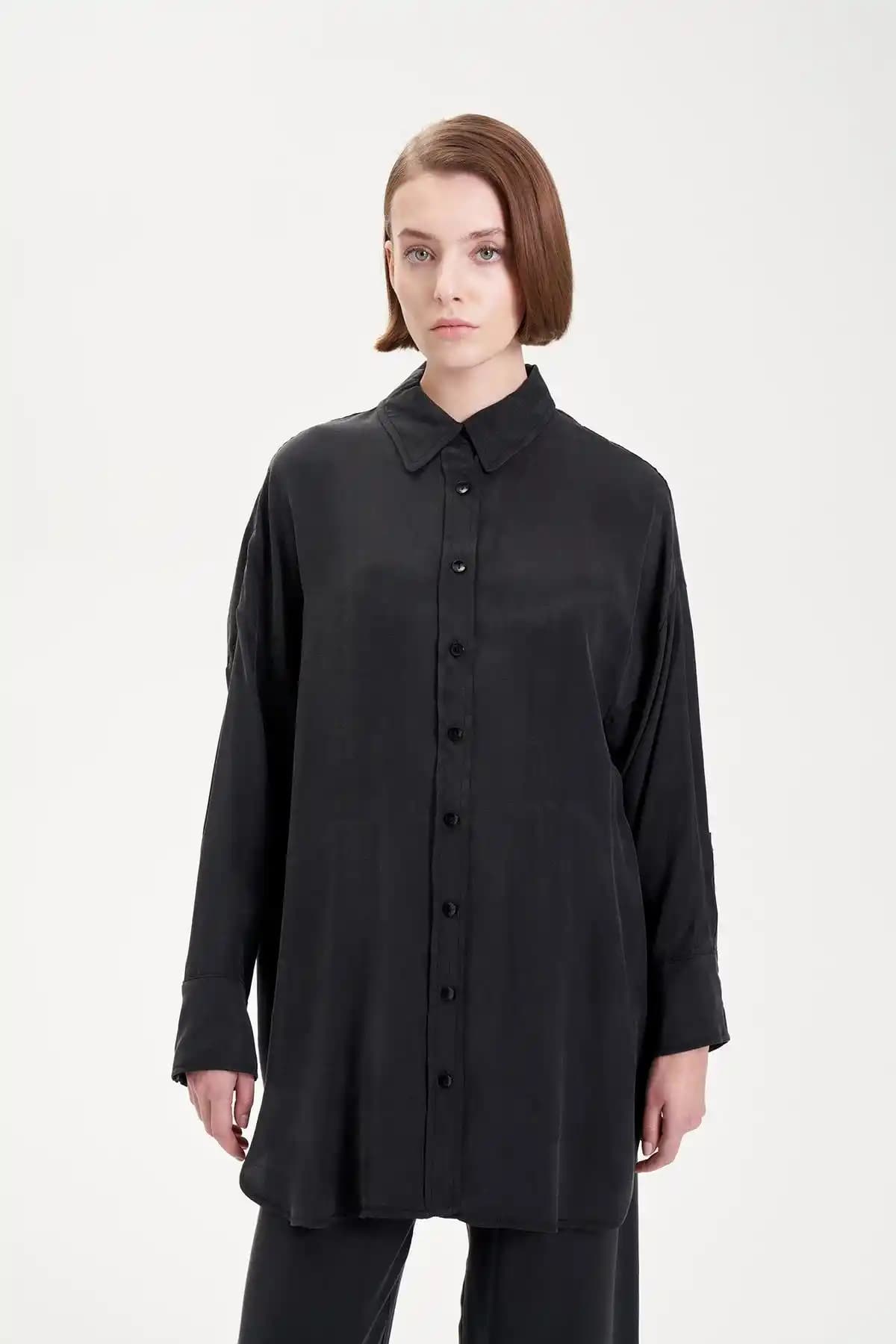 Siyah İpek Gömlek Modada Zarafet ve Şıklığın Temsilcisi