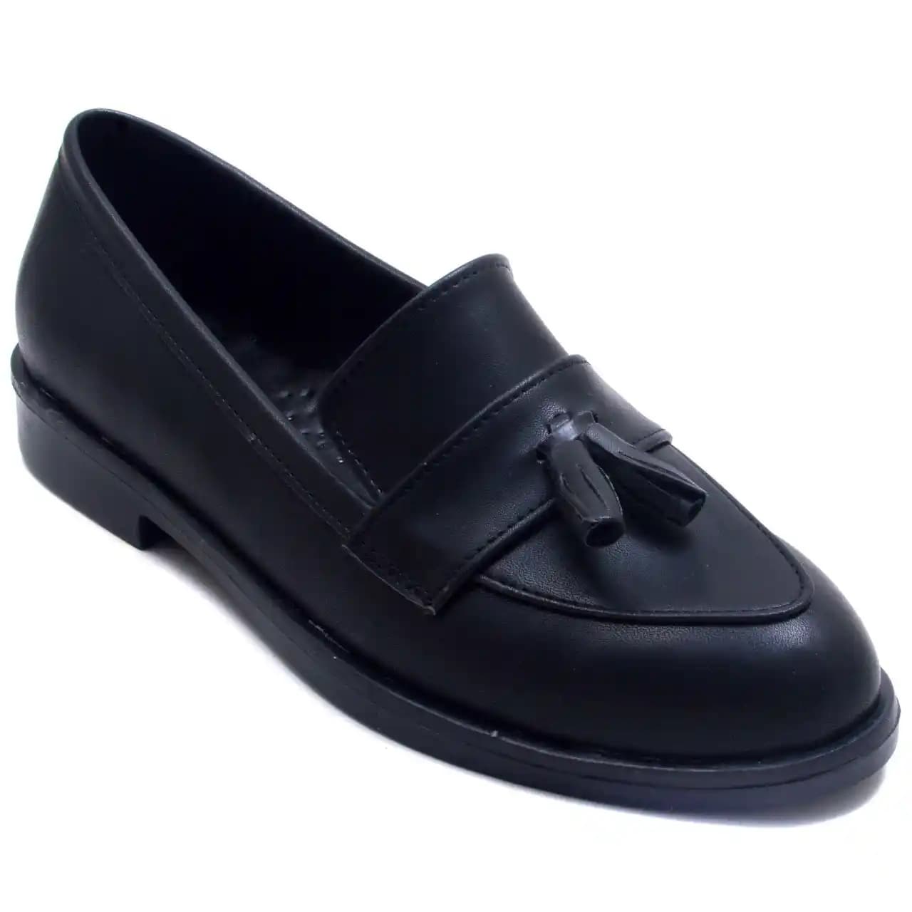 Siyah İskarbin Ayakkabısının Moda Dünyasındaki Yeri ve Güncel Trendleri