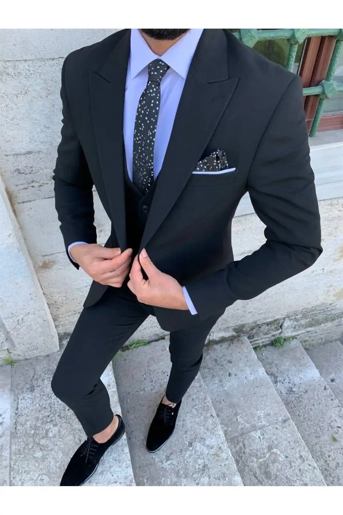 Siyah İtalyan Kesim Takım Elbise: Moda ve Stil İçin Zamansız Seçenekler