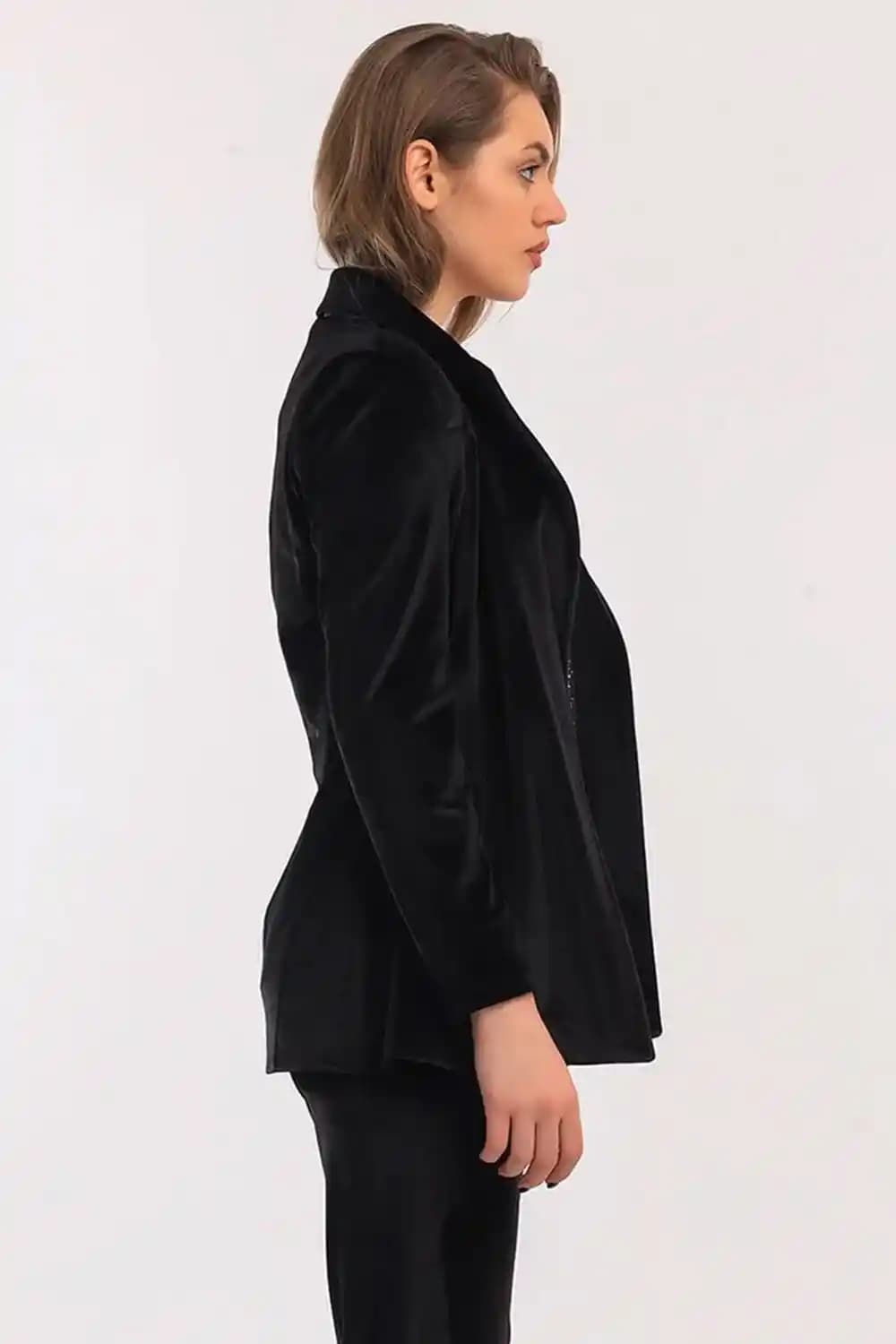 Siyah Kadife Ceketlerin Moda Dünyasındaki Yeri ve Stil İpuçları