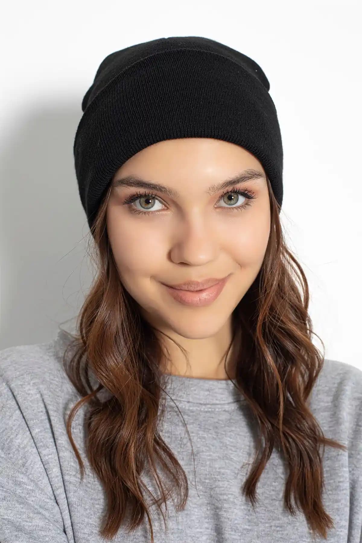 Siyah Kadın Bere Modası: Şıklık ve Fonksiyonelliğin Buluştuğu Güncel Trendler