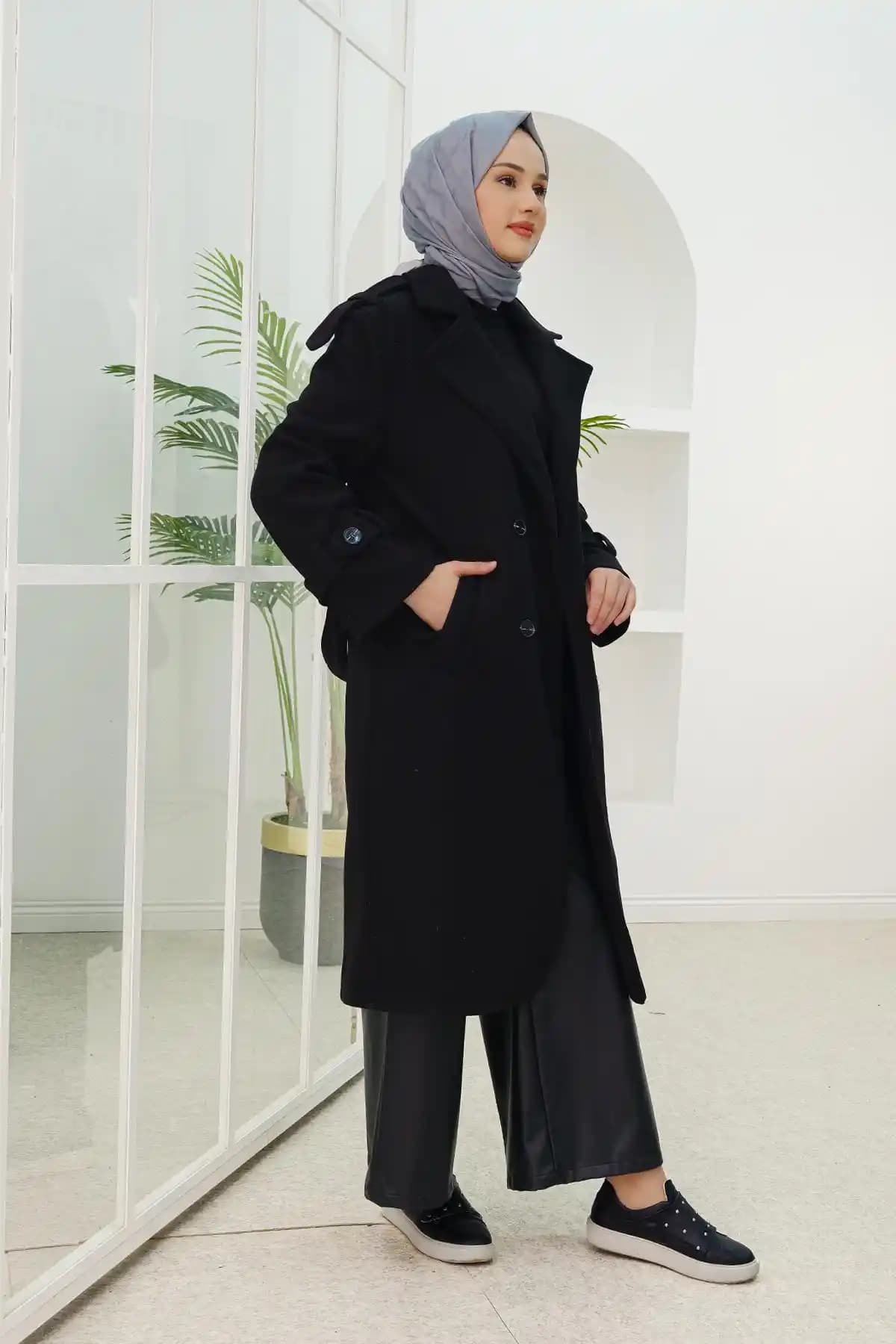 Siyah Kaşe Kaban Modası: Klasik ve Modern Tarzlara Uygun Şık Kış Parçası