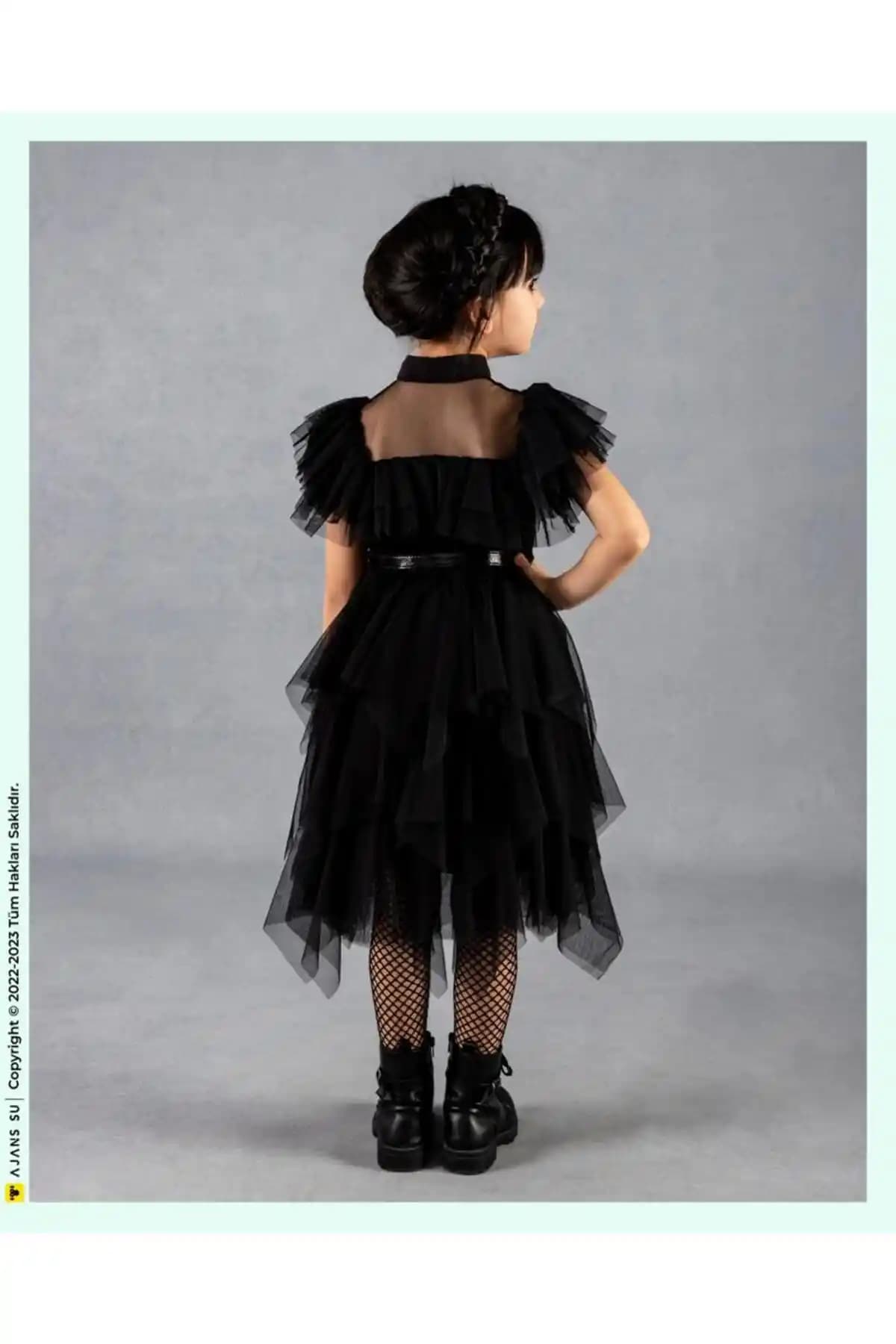 Siyah Kostüm Modada Kendini İfade Etmenin Güçlü ve Çok Yönlü Sembolü