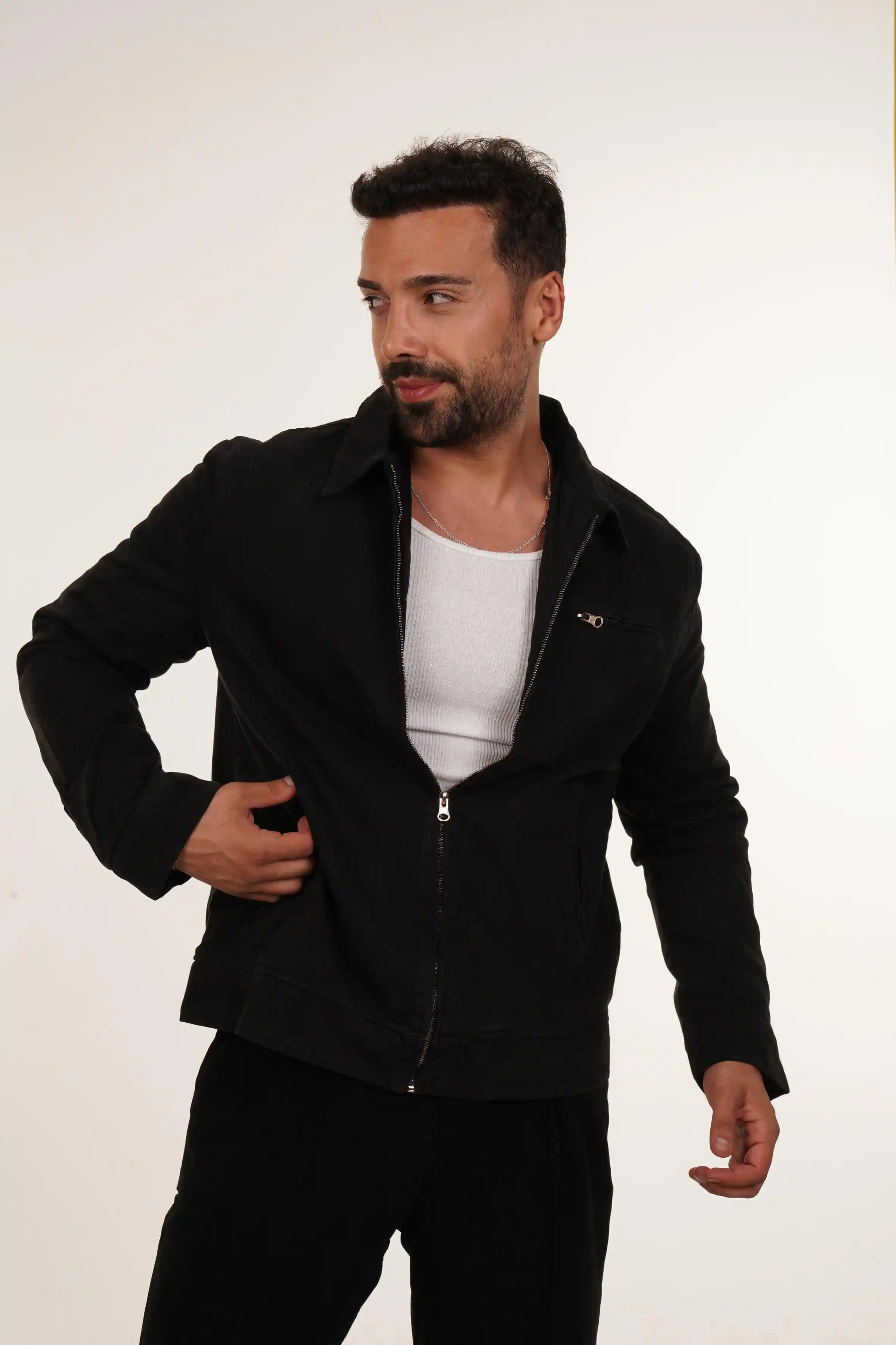 Siyah Kot Mont Modanın Zamansız Parçası: Trendler, Kombinler ve Bakım İpuçları