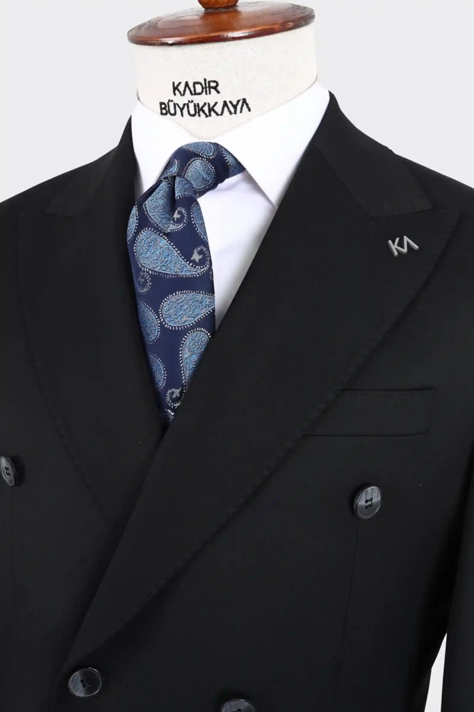 Siyah Kruvaze Takım Elbise: Klasik ve Modern Tarzın Şık Buluşması