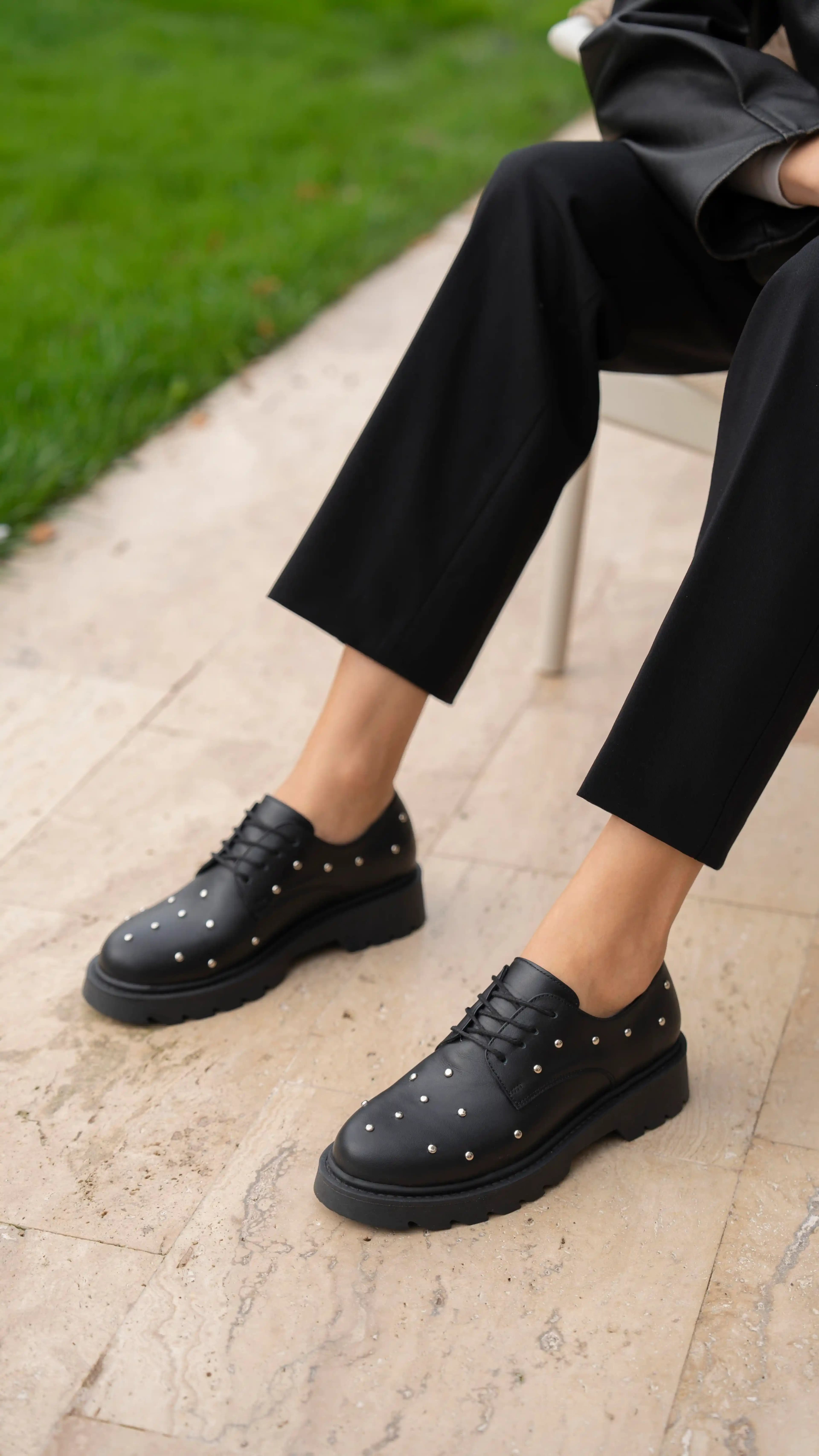 Siyah Makosen Ayakkabılar: Şıklık ve Konforun Modern ve Klasik Kombinasyonu