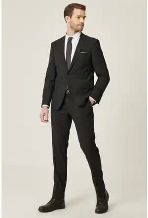 Siyah Mat Takım Elbise: Zamansız Şıklık ve Modern Stil İpuçları