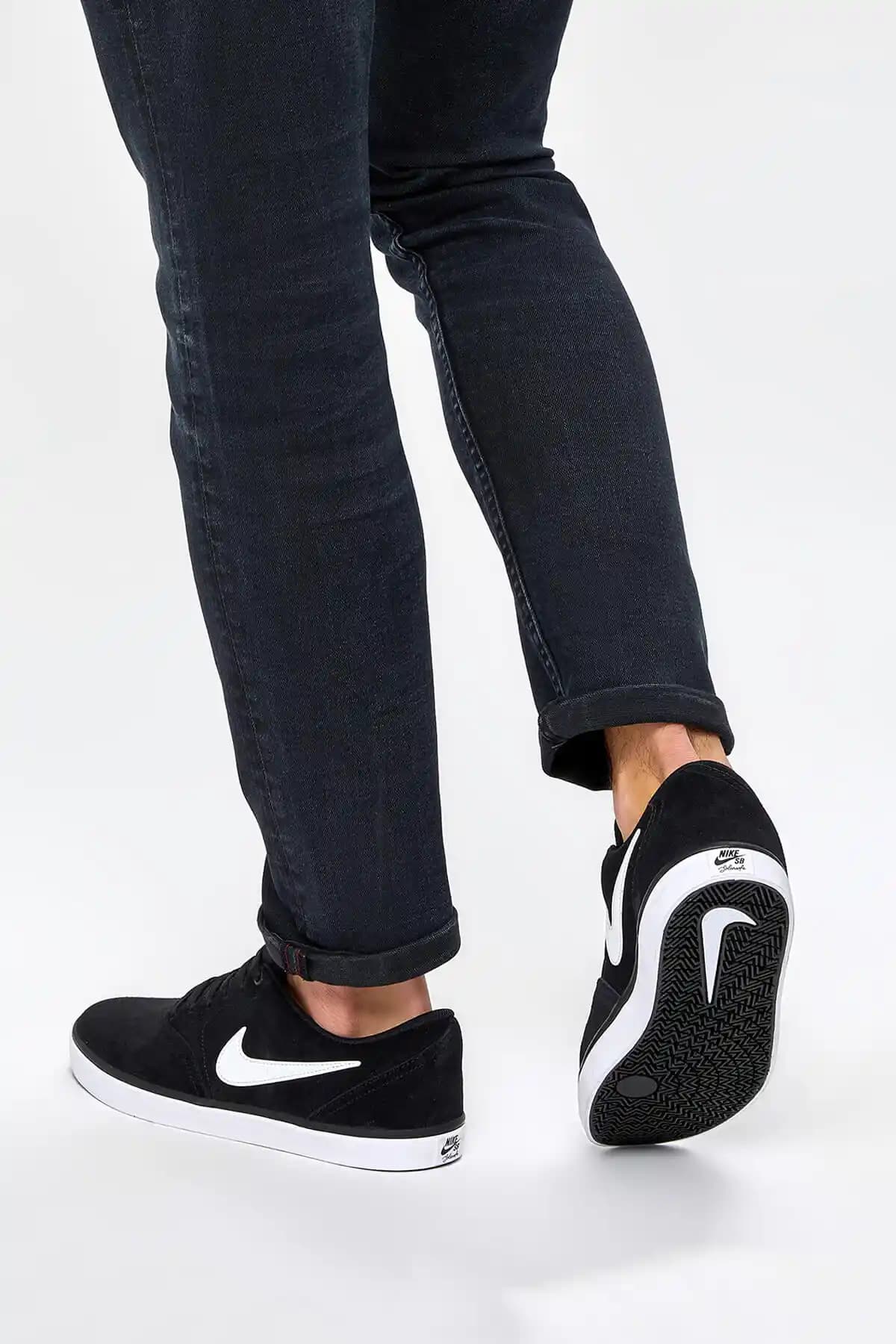 Siyah Nike SB Ayakkabılarla Zamansız Tarz ve Moda Trendlerini Yakalayın