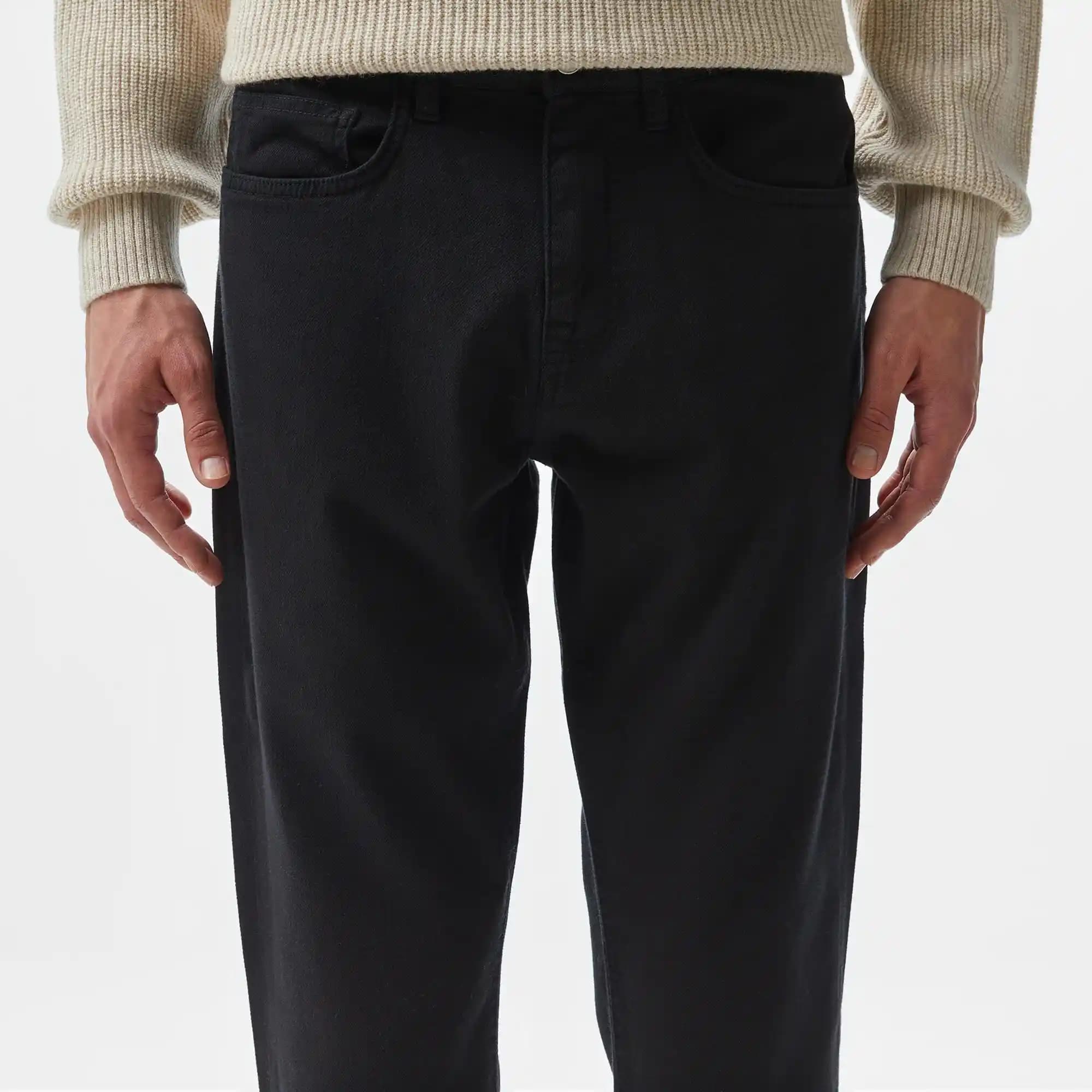 Siyah Pantolonun Moda Dünyasındaki Yeri ve Regular Fit Seçeneği