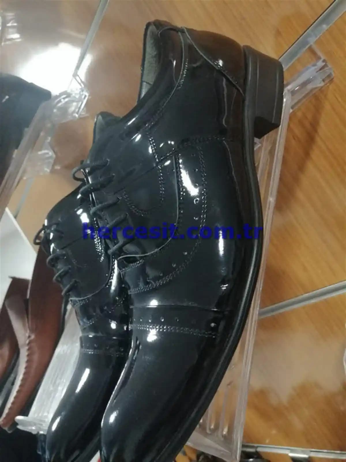 Siyah Parlak Kundura: Moda Dünyasında Zarafetin ve Şıklığın Temsilcisi