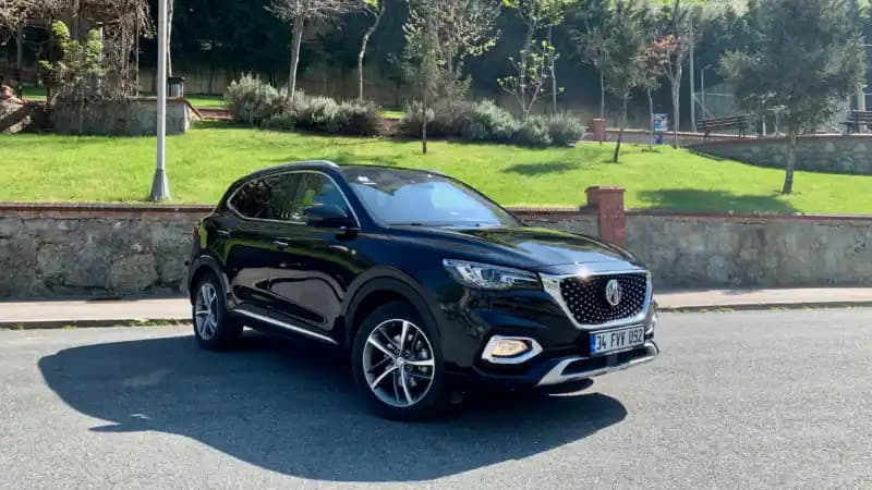 Siyah Rengin Moda Dünyasındaki Yeri ve Önemi: Tarihçe ve Güncel Trendler