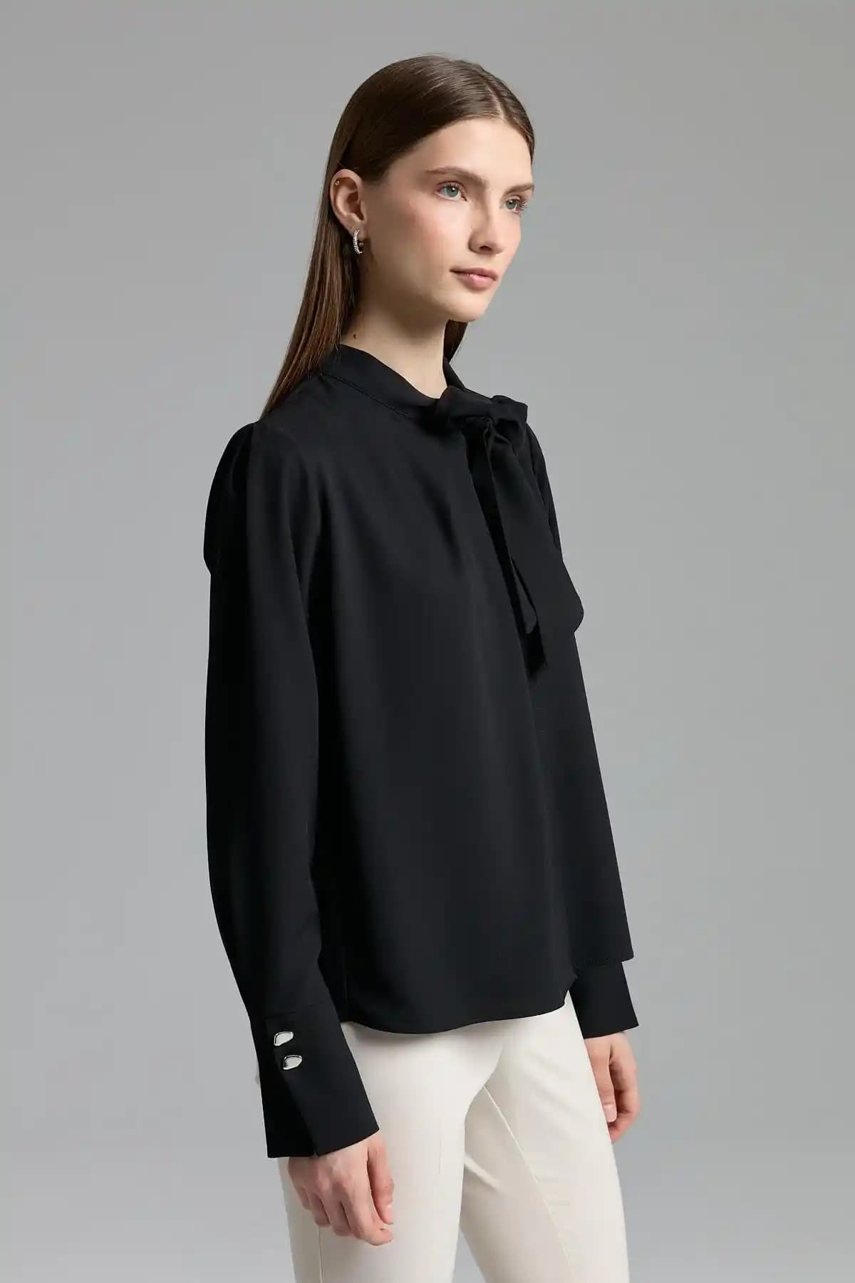 Siyah Şık Bluz ile Tarzınızı Yansıtın Moda Dünyasında Zamansız Bir Seçim