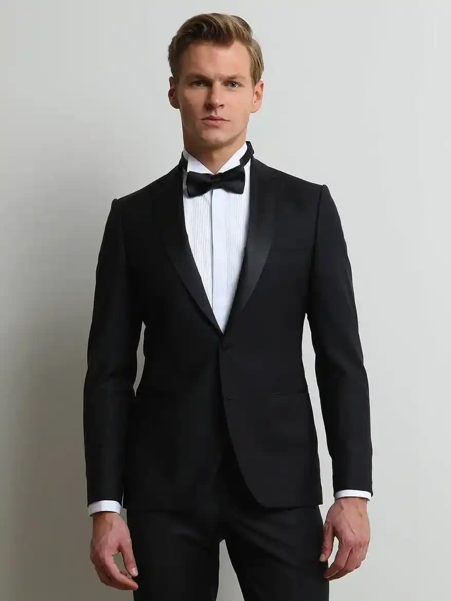 Siyah Smokinin Moda Dünyasındaki Yeri ve Zamansız Şıklık Analizi