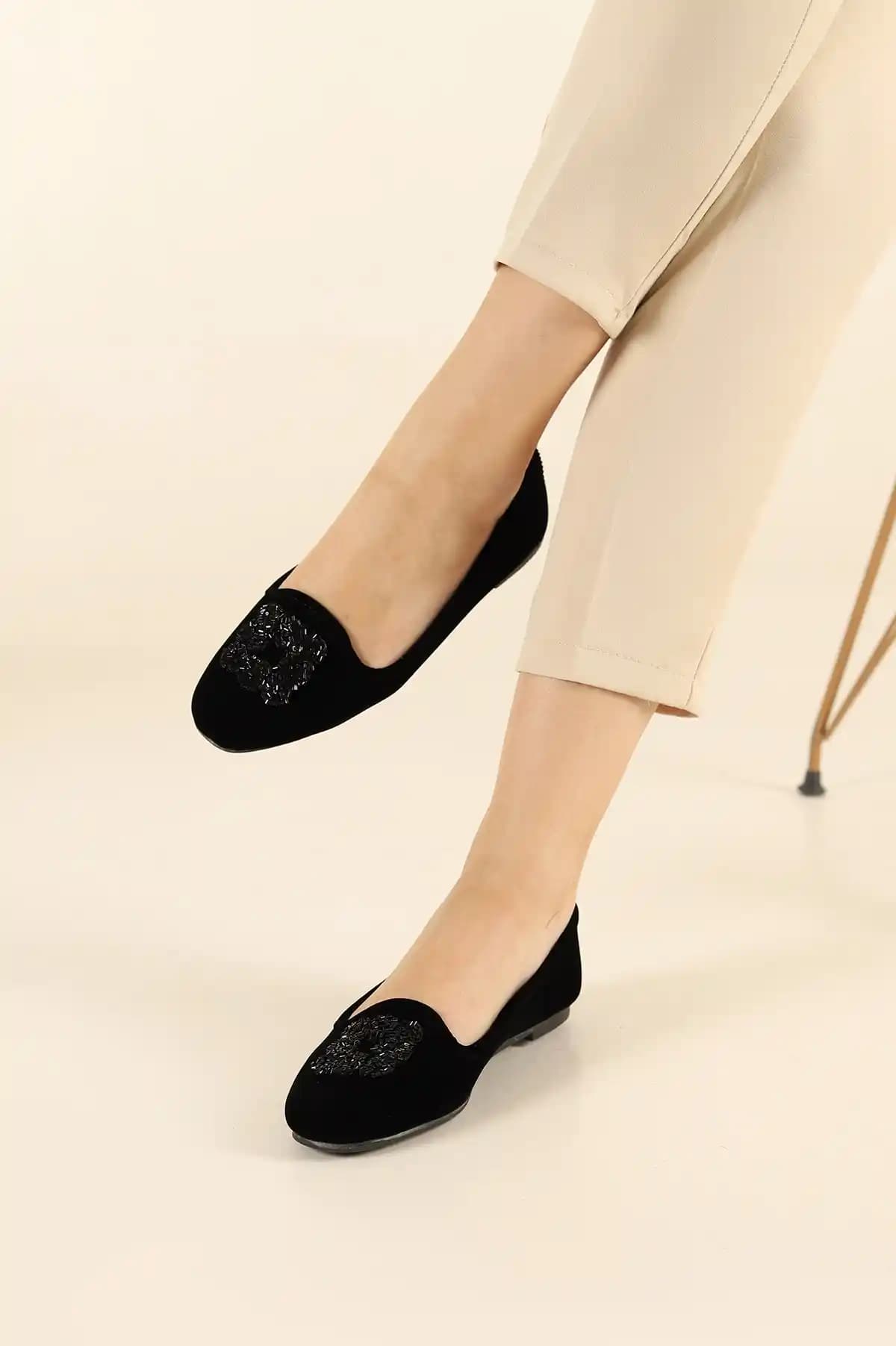 Siyah Süet Babetler Moda Dünyasında Zarif ve Zamansız Bir Seçenek