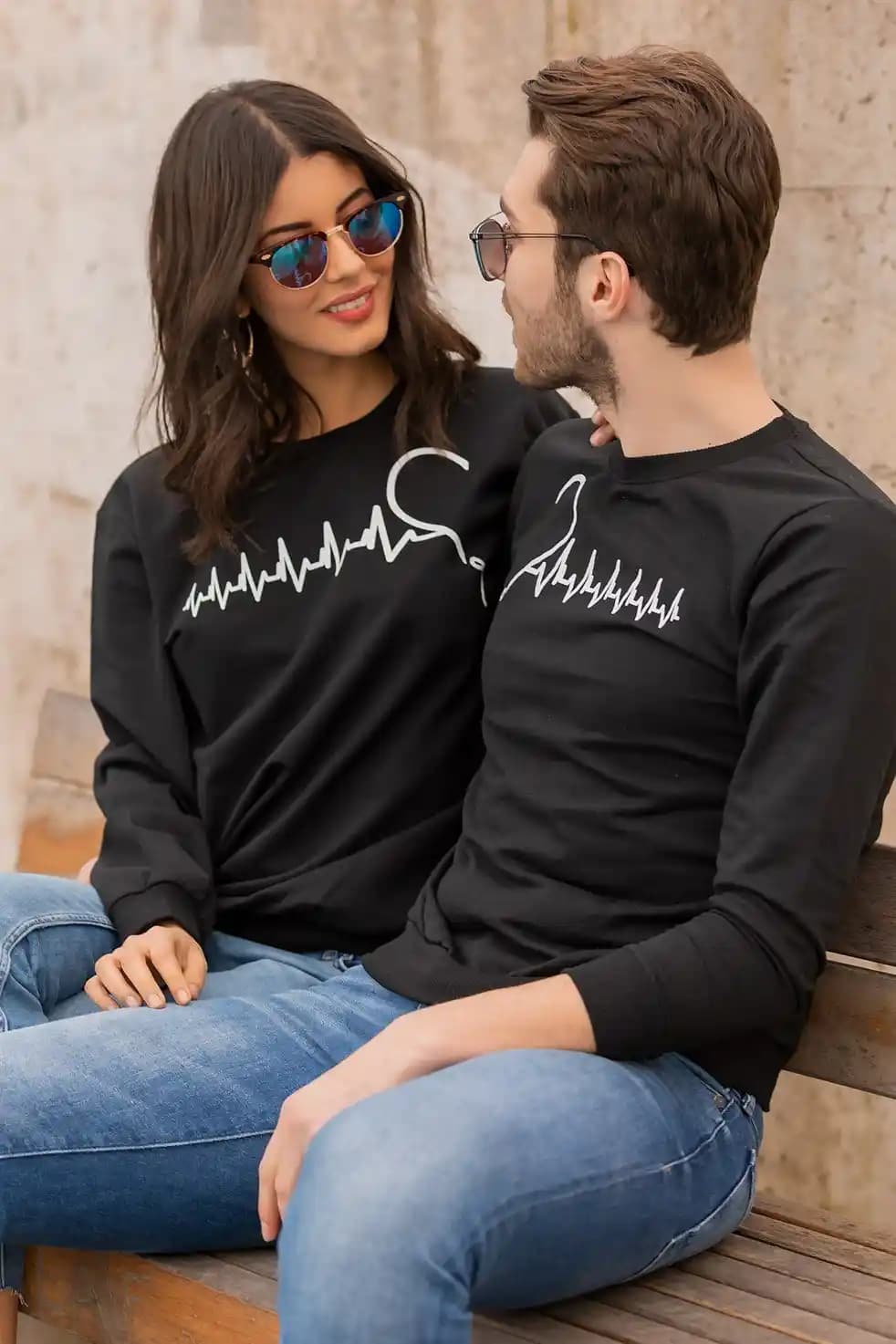 Siyah Sweatshirt ile Günlük ve Özel Kombinler İçin Moda Rehberi