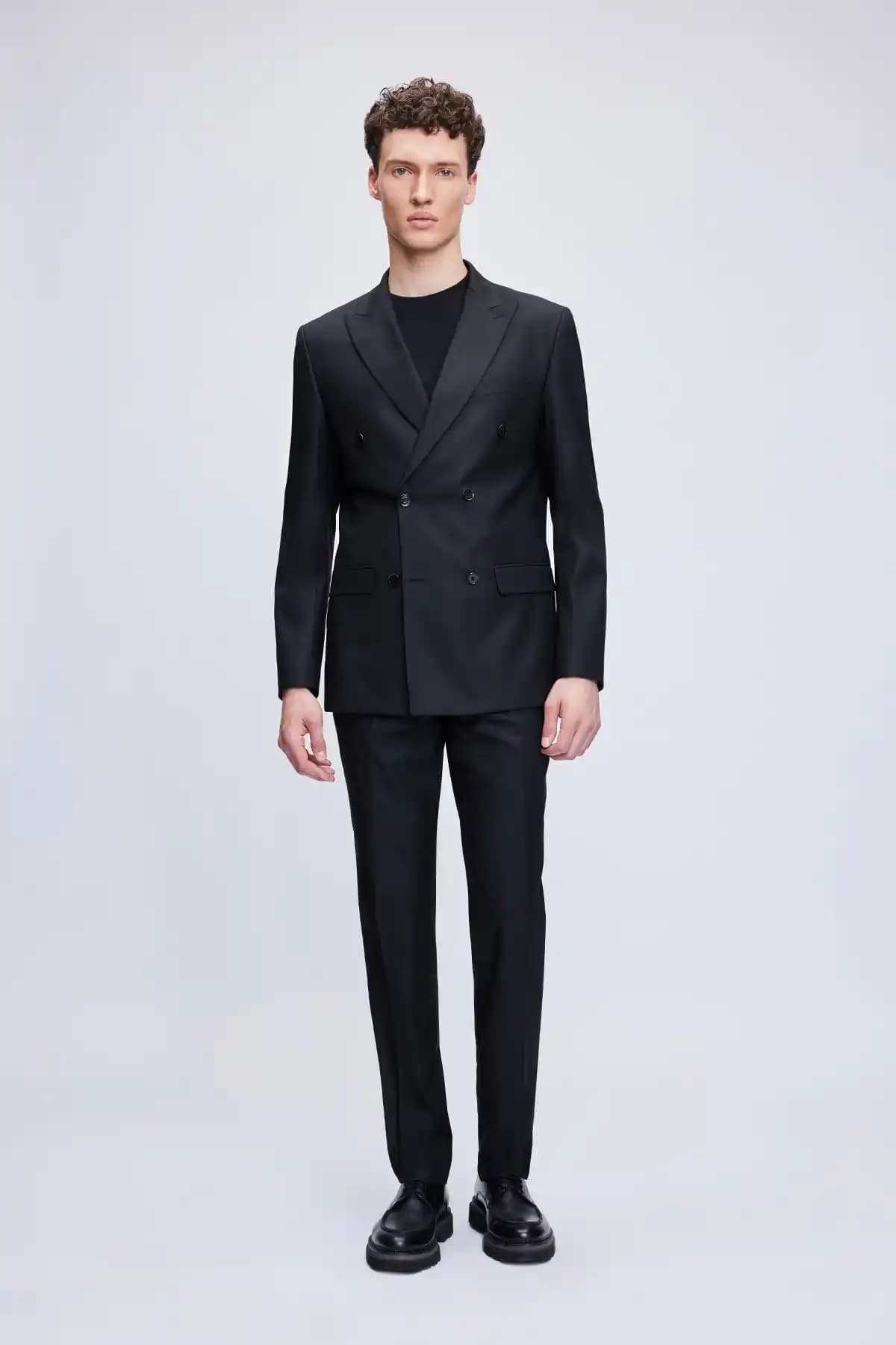 Siyah Takım Elbise Modelleri ve Kombinasyon İpuçlarıyla Zamansız Şıklık